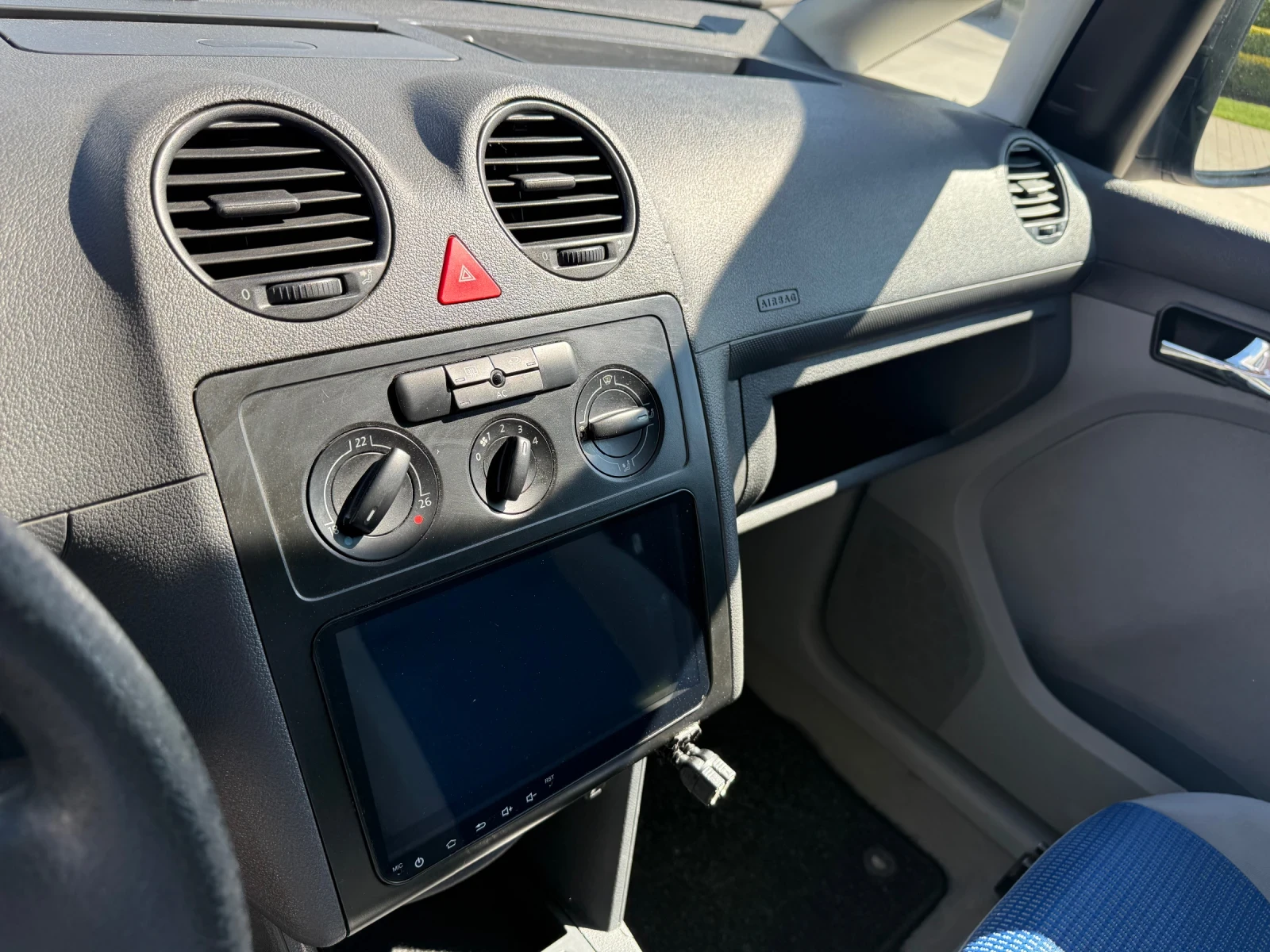 VW Caddy 1.6 7-местен Климатик  | Mobile.bg — изображение 14