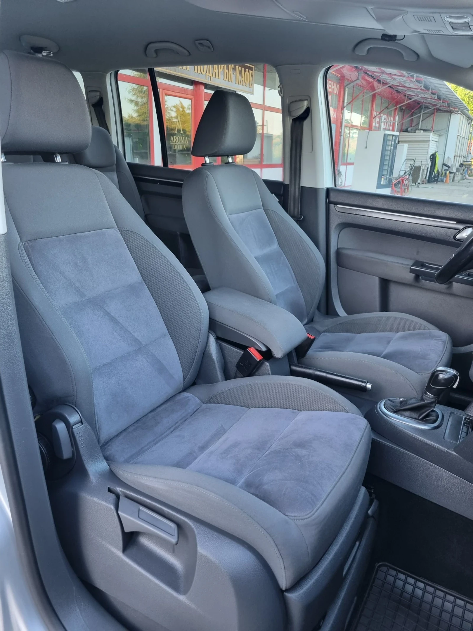 VW Touran 2.0tdi 140к.с DSG Автомат Highline Led, снимка 11 - Автомобили и джипове - 54858339