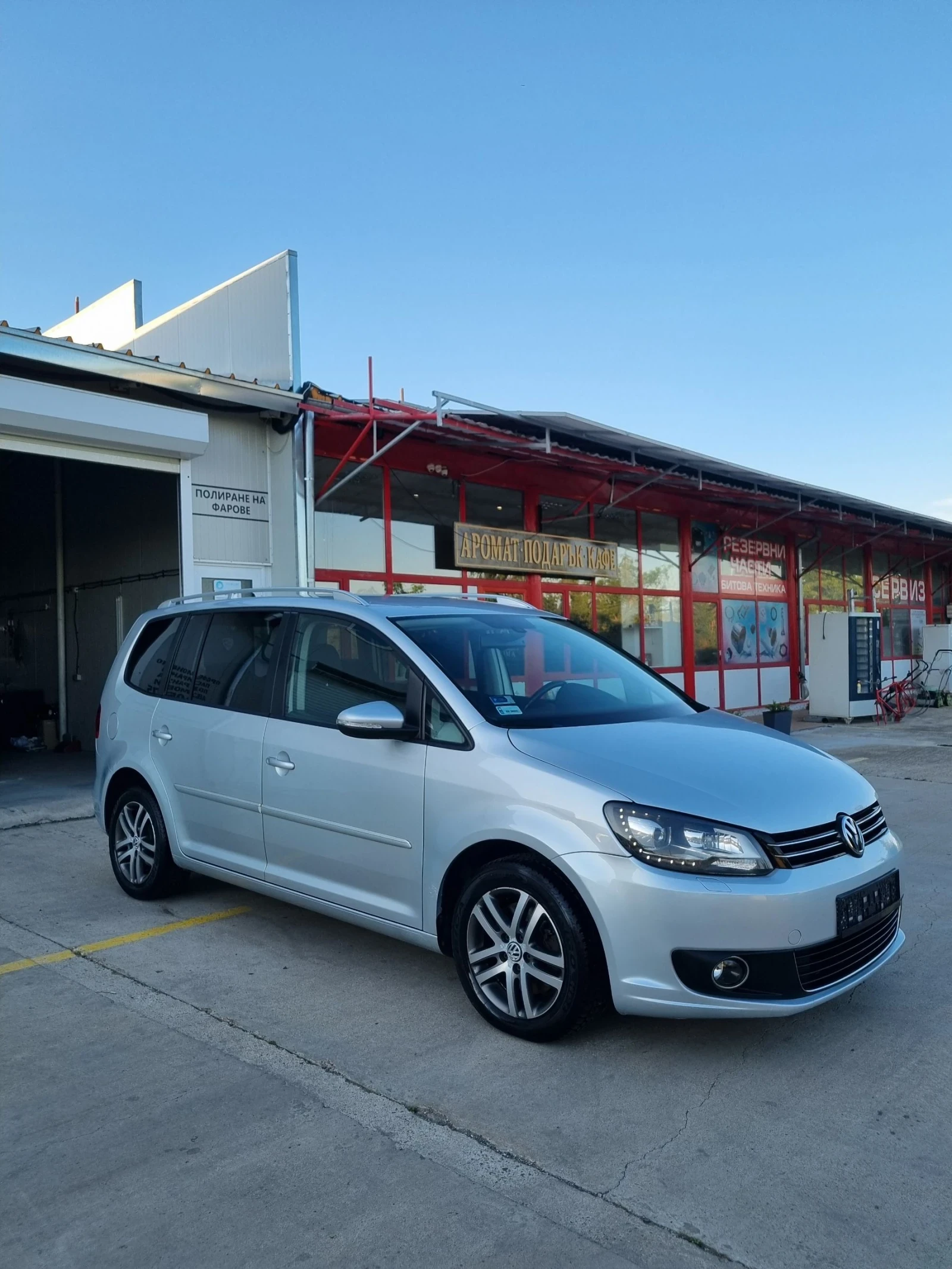 VW Touran 2.0tdi 140к.с DSG Автомат Highline Led, снимка 2 - Автомобили и джипове - 54858339