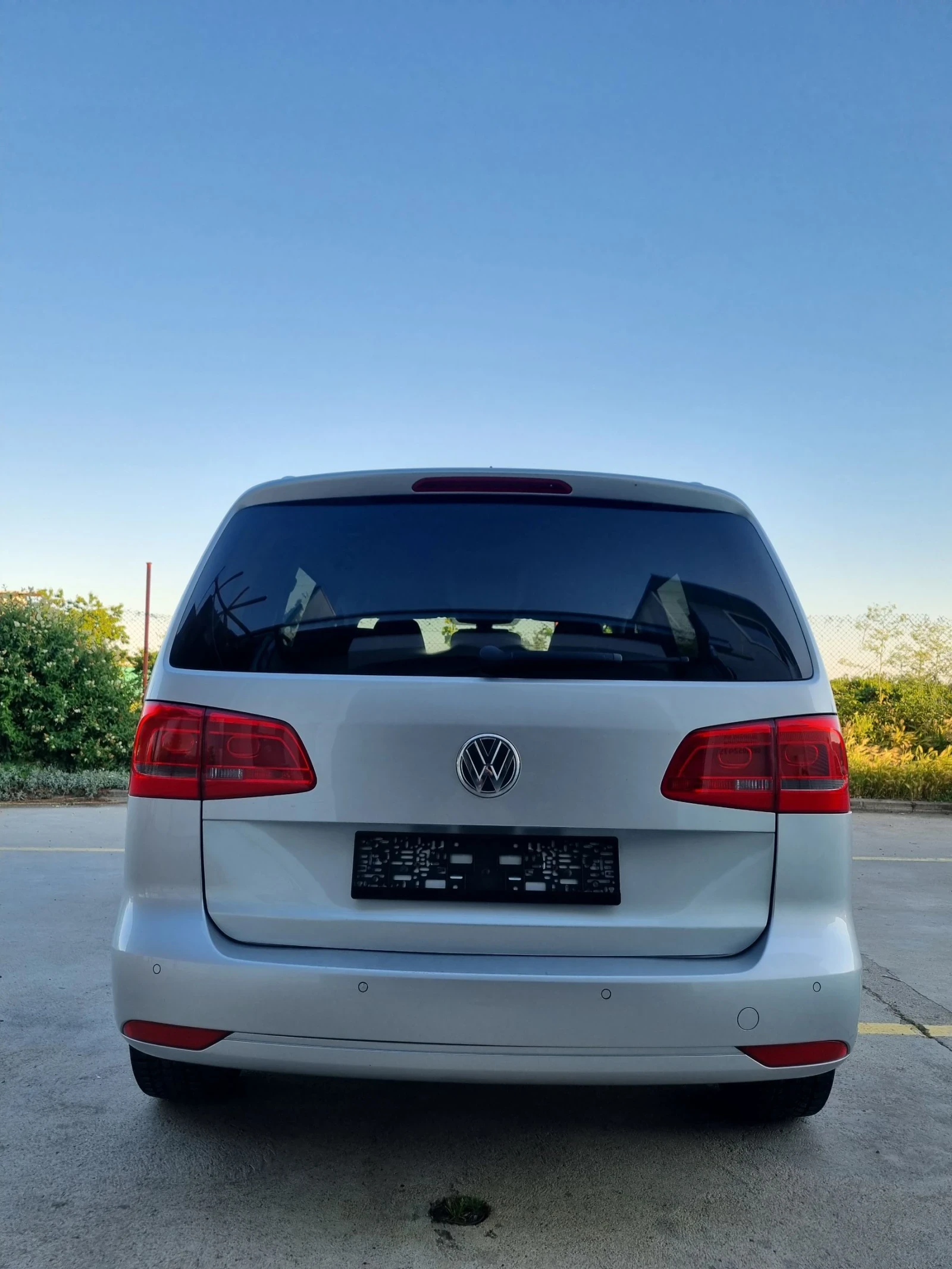 VW Touran 2.0tdi 140к.с DSG Автомат Highline Led, снимка 8 - Автомобили и джипове - 54858339