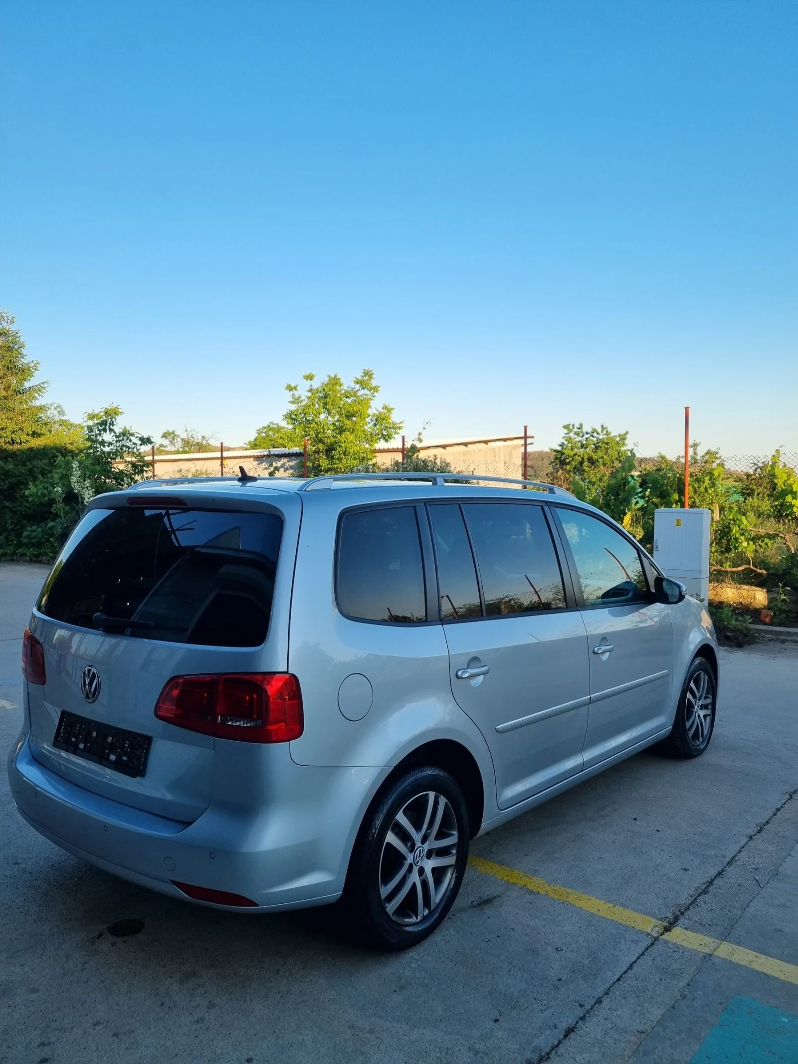 VW Touran 2.0tdi 140к.с DSG Автомат Highline Led, снимка 5 - Автомобили и джипове - 54858339