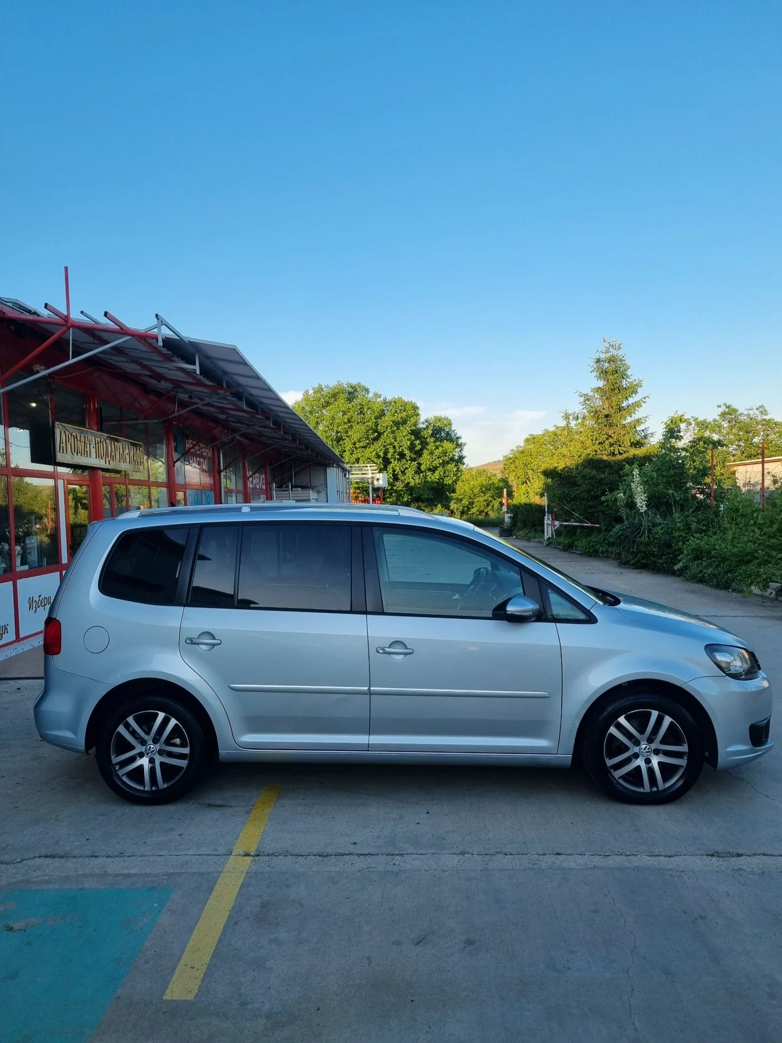 VW Touran 2.0tdi 140к.с DSG Автомат Highline Led, снимка 4 - Автомобили и джипове - 54858339