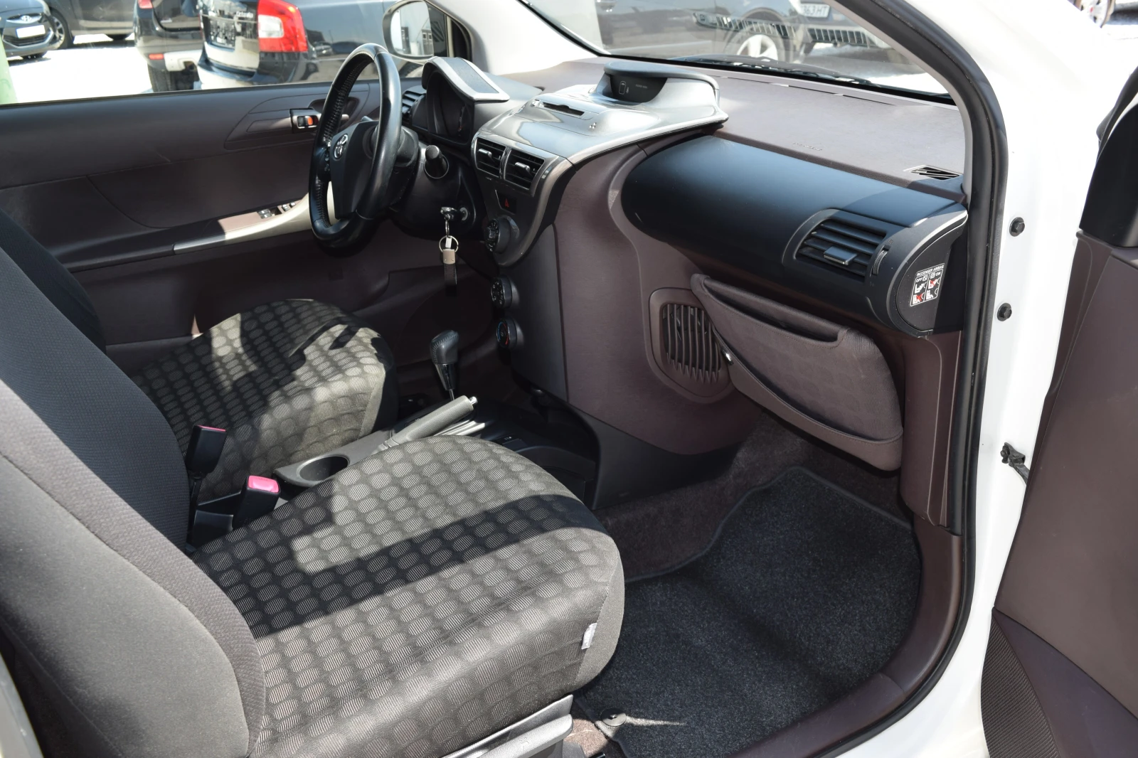 Toyota IQ 1.0* 68 kc* Автоматик* Уникална* , снимка 11 - Автомобили и джипове - 55412762