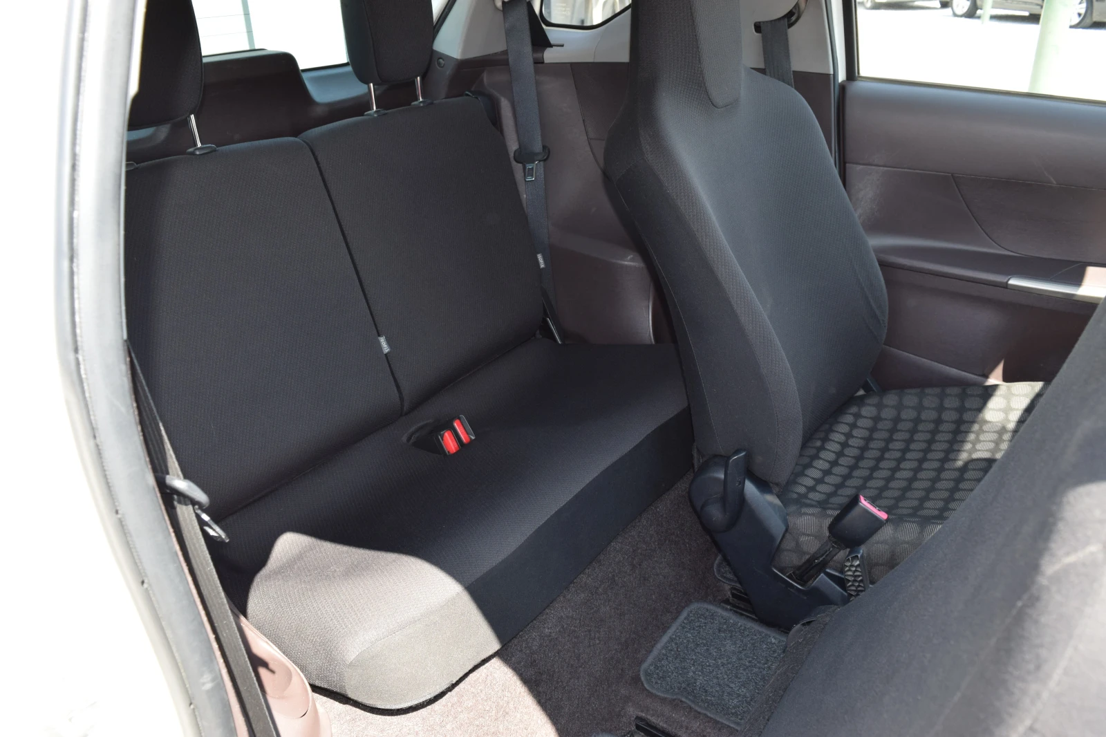 Toyota IQ 1.0* 68 kc* Автоматик* Уникална* , снимка 12 - Автомобили и джипове - 55412762