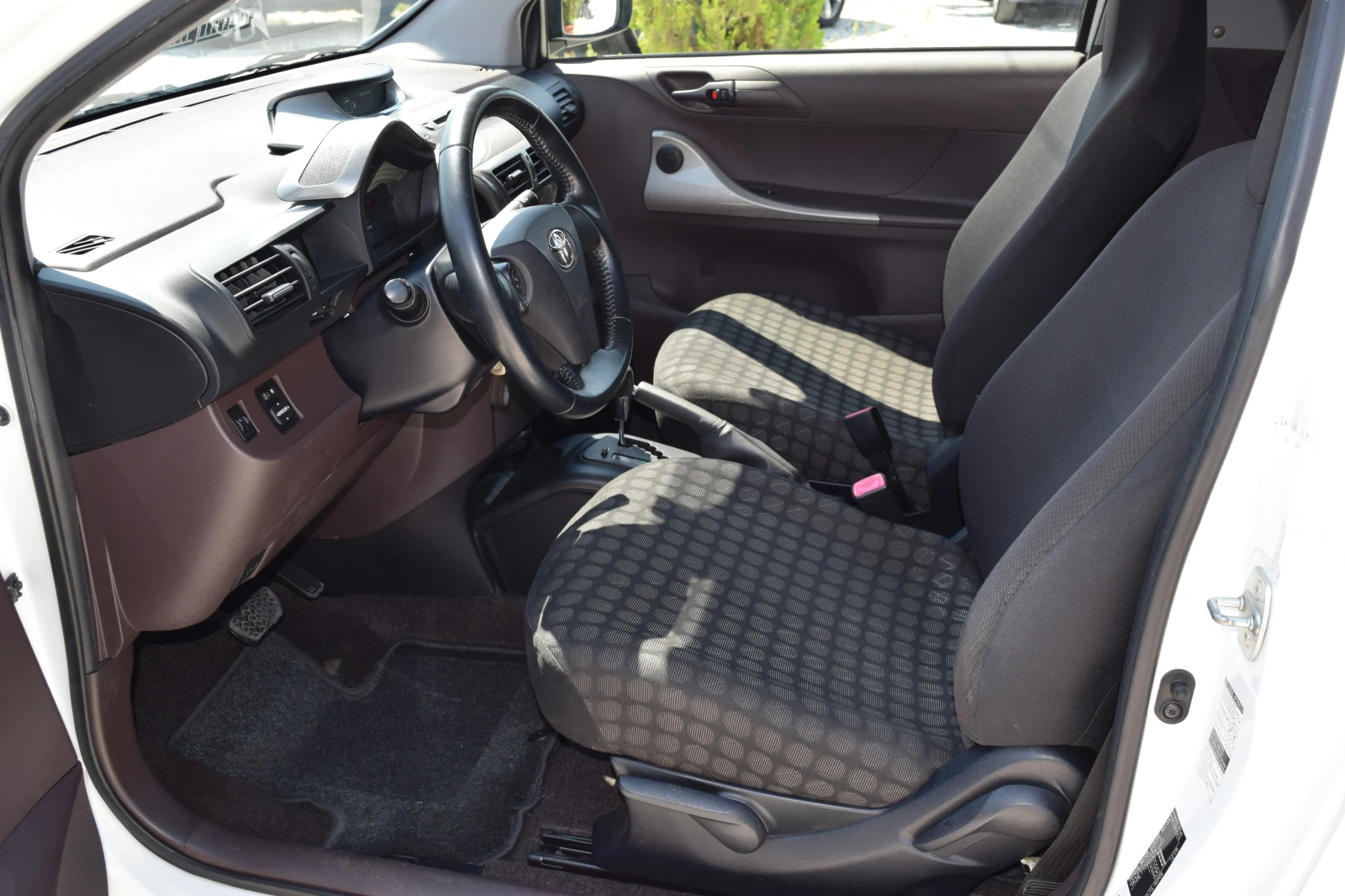 Toyota IQ 1.0* 68 kc* Автоматик* Уникална* , снимка 9 - Автомобили и джипове - 55412762