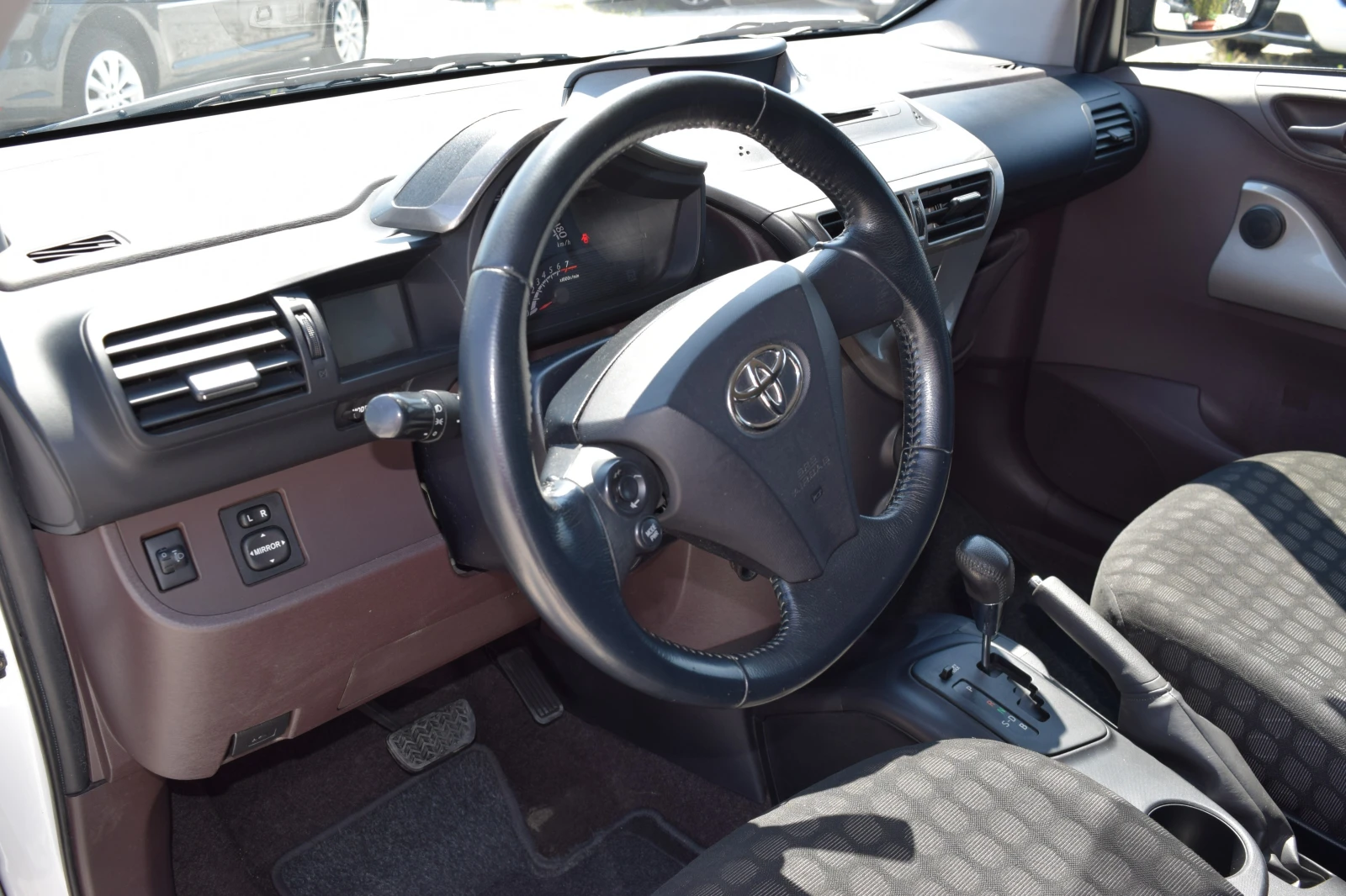 Toyota IQ 1.0* 68 kc* Автоматик* Уникална* , снимка 10 - Автомобили и джипове - 55412762