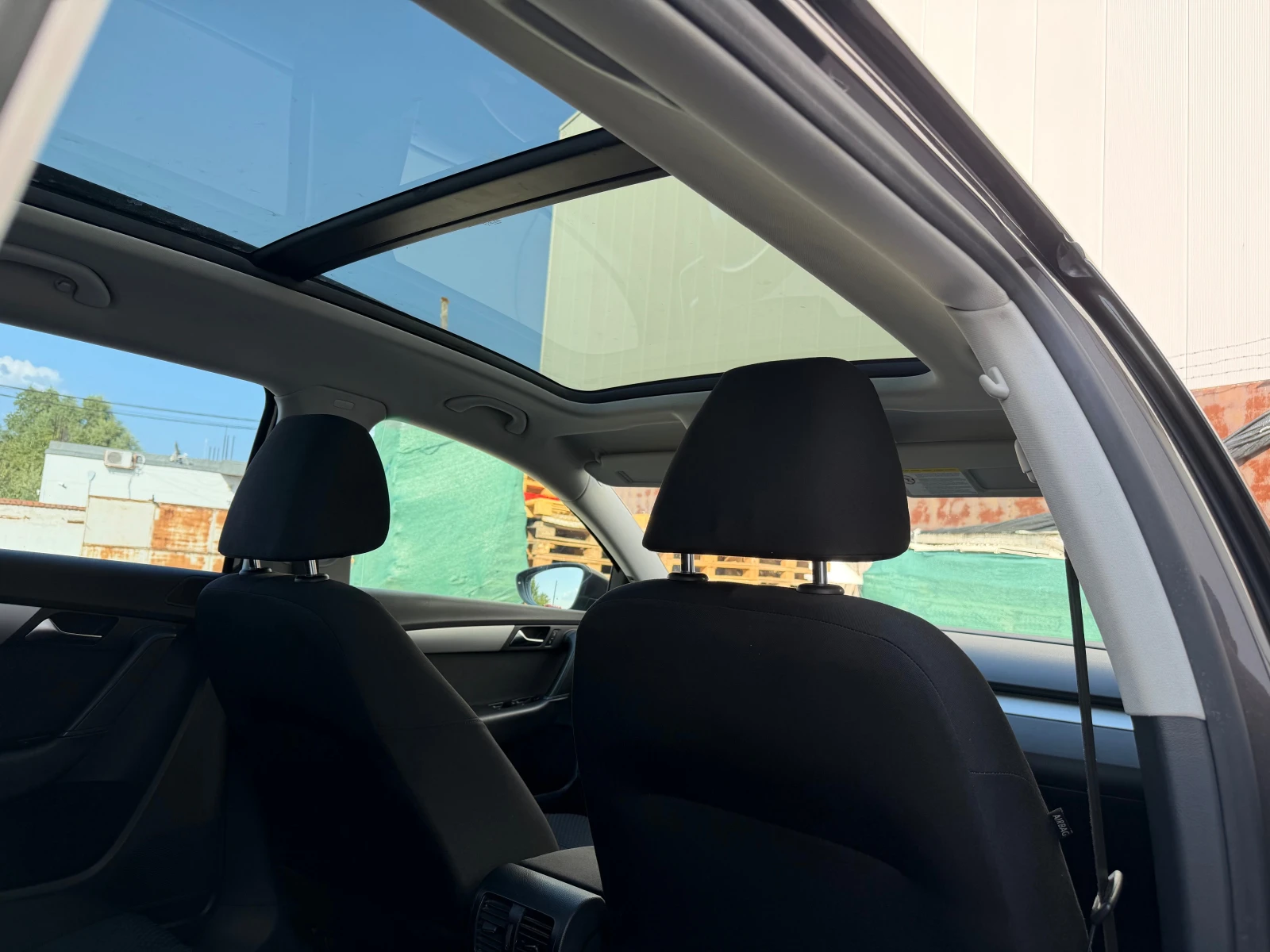 VW Passat 1.6TDI 105k.c, снимка 11 - Автомобили и джипове - 55648915