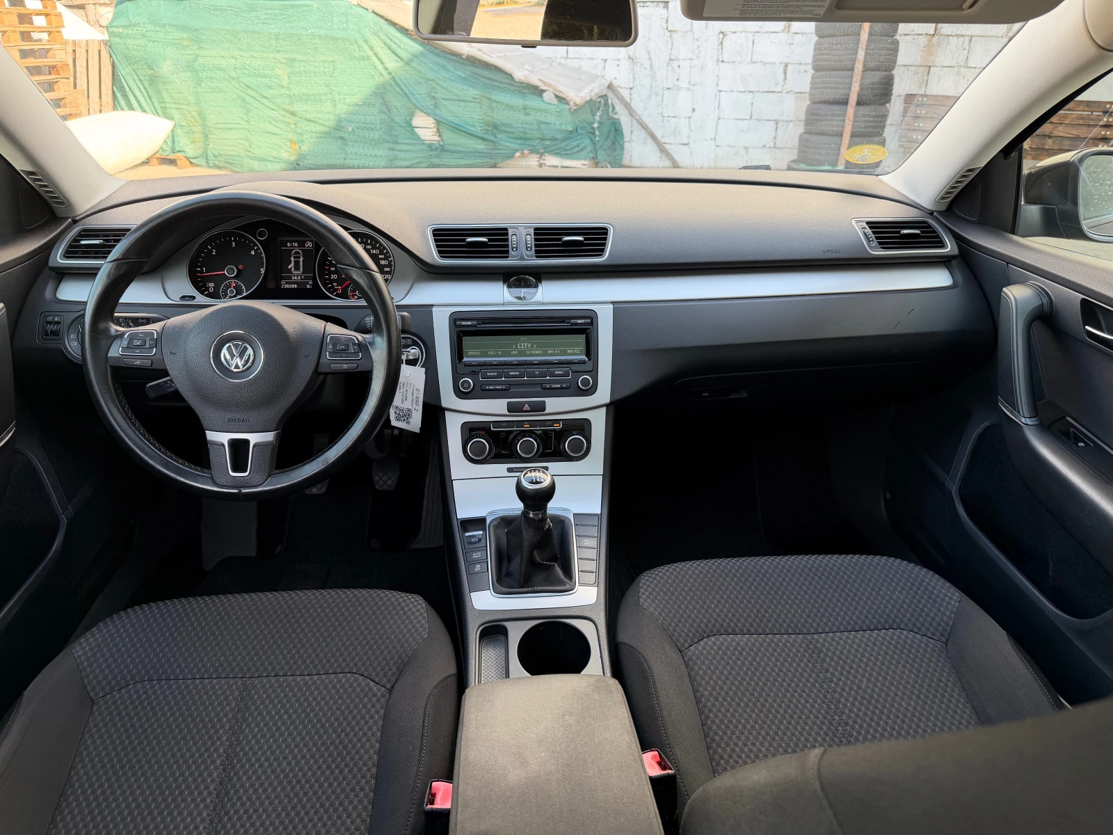 VW Passat 1.6TDI 105k.c, снимка 15 - Автомобили и джипове - 55648915