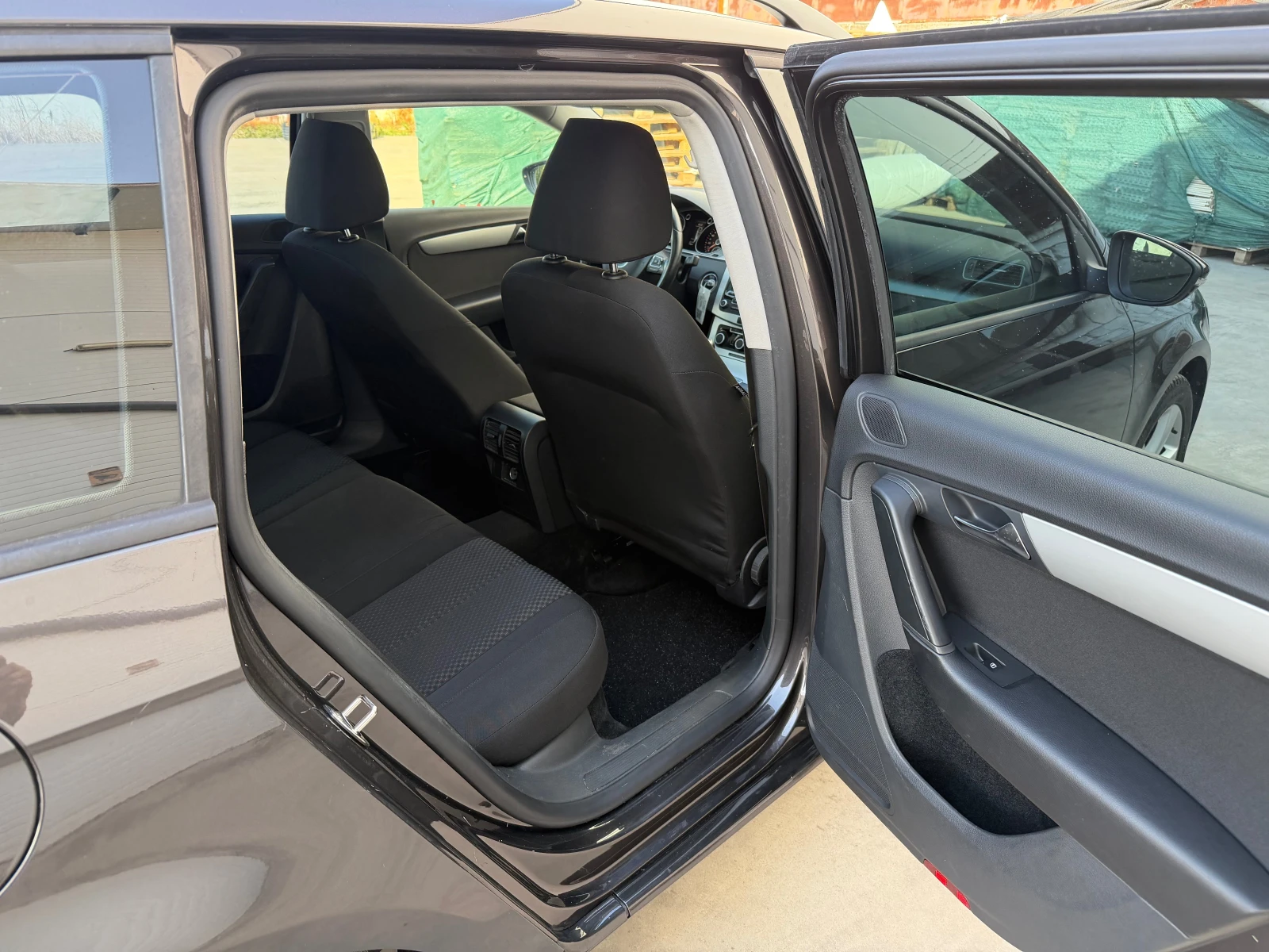 VW Passat 1.6TDI 105k.c, снимка 10 - Автомобили и джипове - 55648915