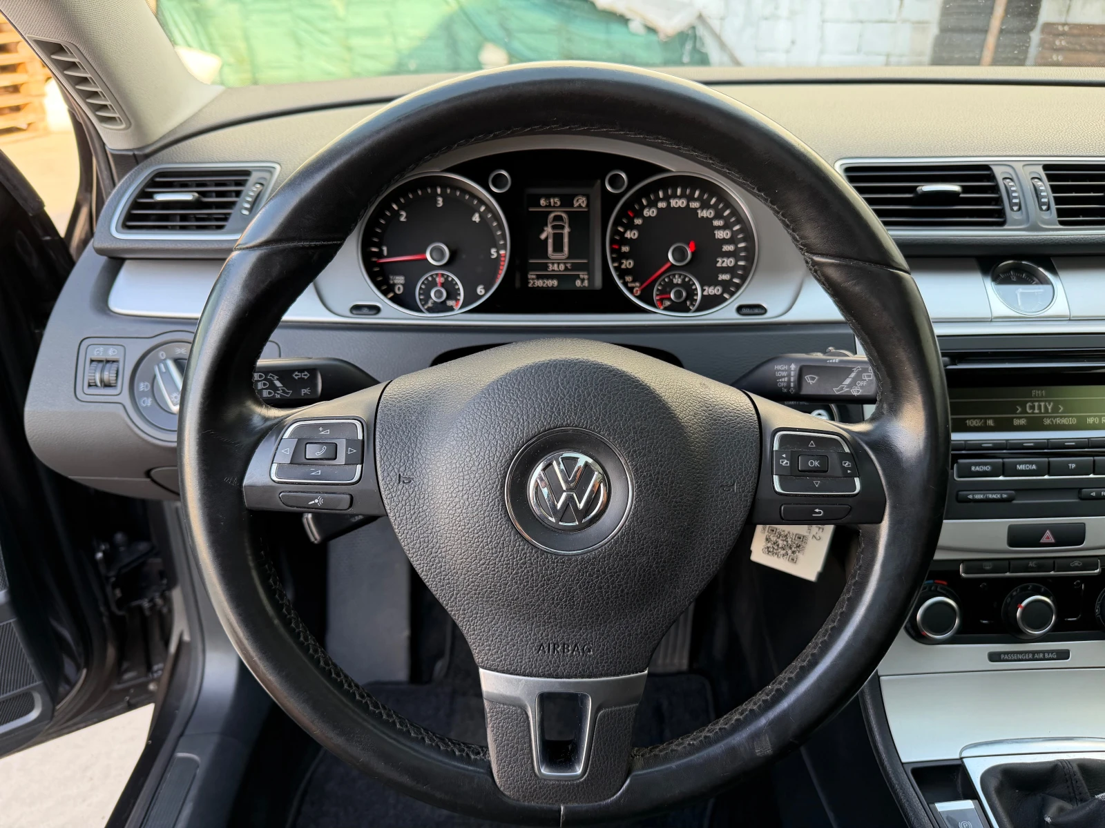 VW Passat 1.6TDI 105k.c, снимка 13 - Автомобили и джипове - 55648915