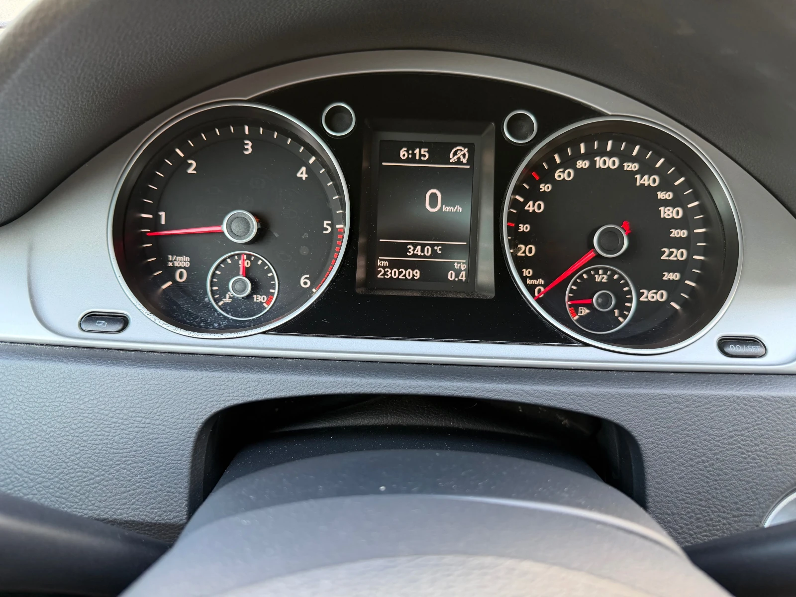 VW Passat 1.6TDI 105k.c, снимка 12 - Автомобили и джипове - 55648915