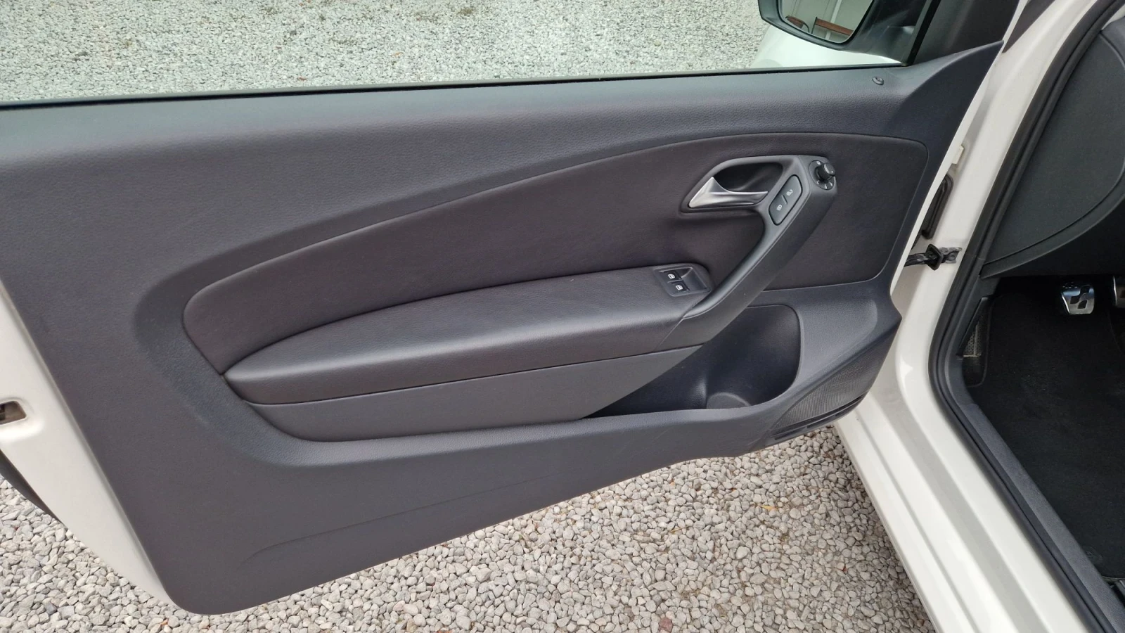 VW Polo 1.6 TDI.105 kc. R-LINE | Highline | , снимка 10 - Автомобили и джипове - 56093817