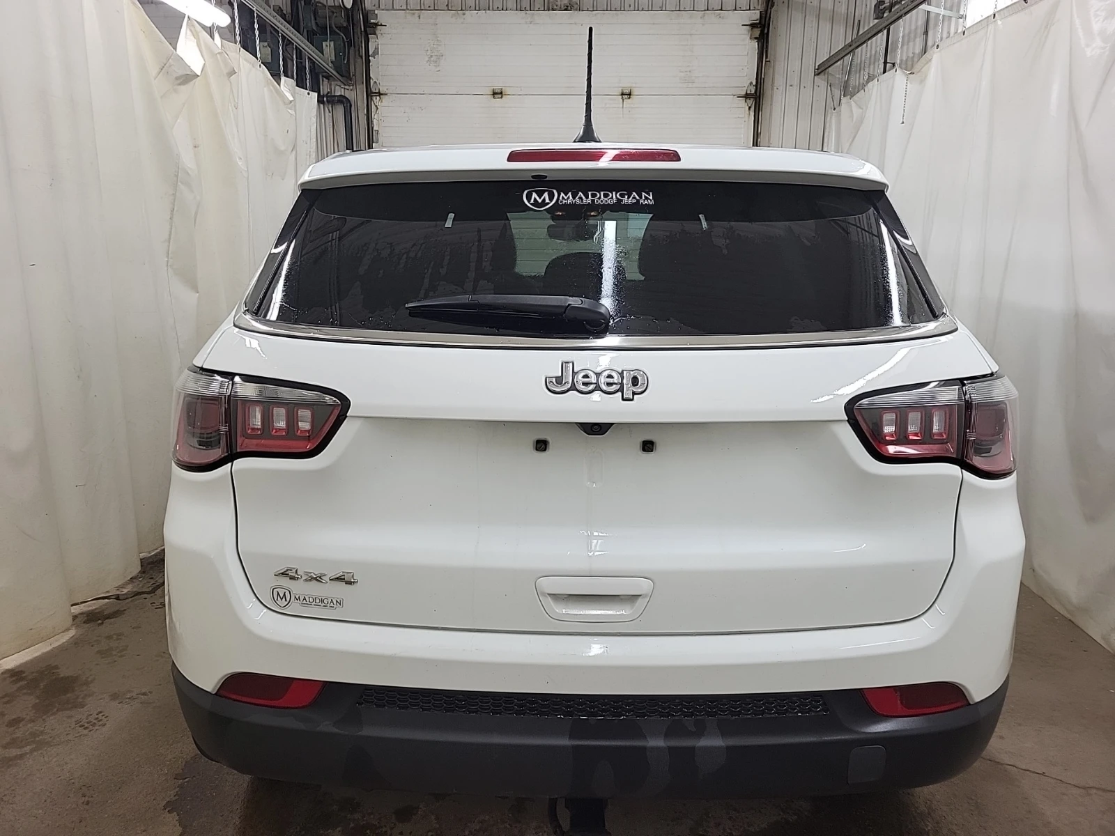 Jeep Compass 2L 4cyl 4WD - изображение 7