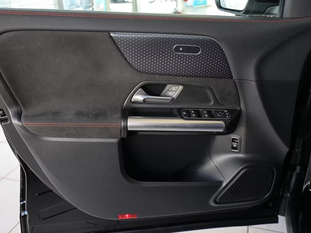 Mercedes-Benz EQA 300 4-MATIC AMG CAMERA LED, снимка 13 - Автомобили и джипове - 54057862