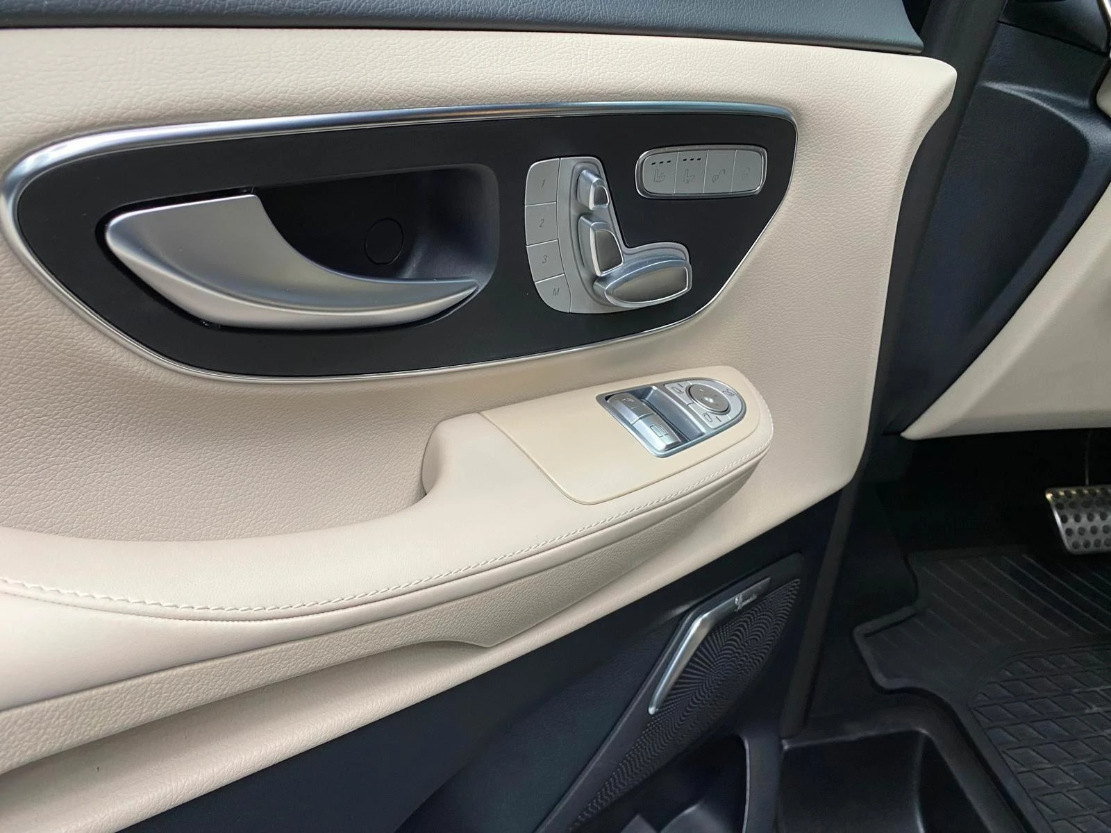 Mercedes-Benz V 300 d/AMG/4MATIC/VIP SEATS/AIRMATIC/EXCLUSIV/BURM/LONG - изображение 8