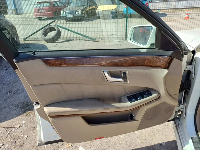 Mercedes-Benz E 300 CDI Elegance, снимка 17 - Автомобили и джипове - 49581288