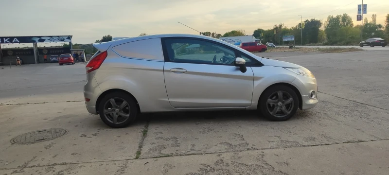 Ford Fiesta 1.6 TDCI-Товарен, снимка 4 - Автомобили и джипове - 51642993