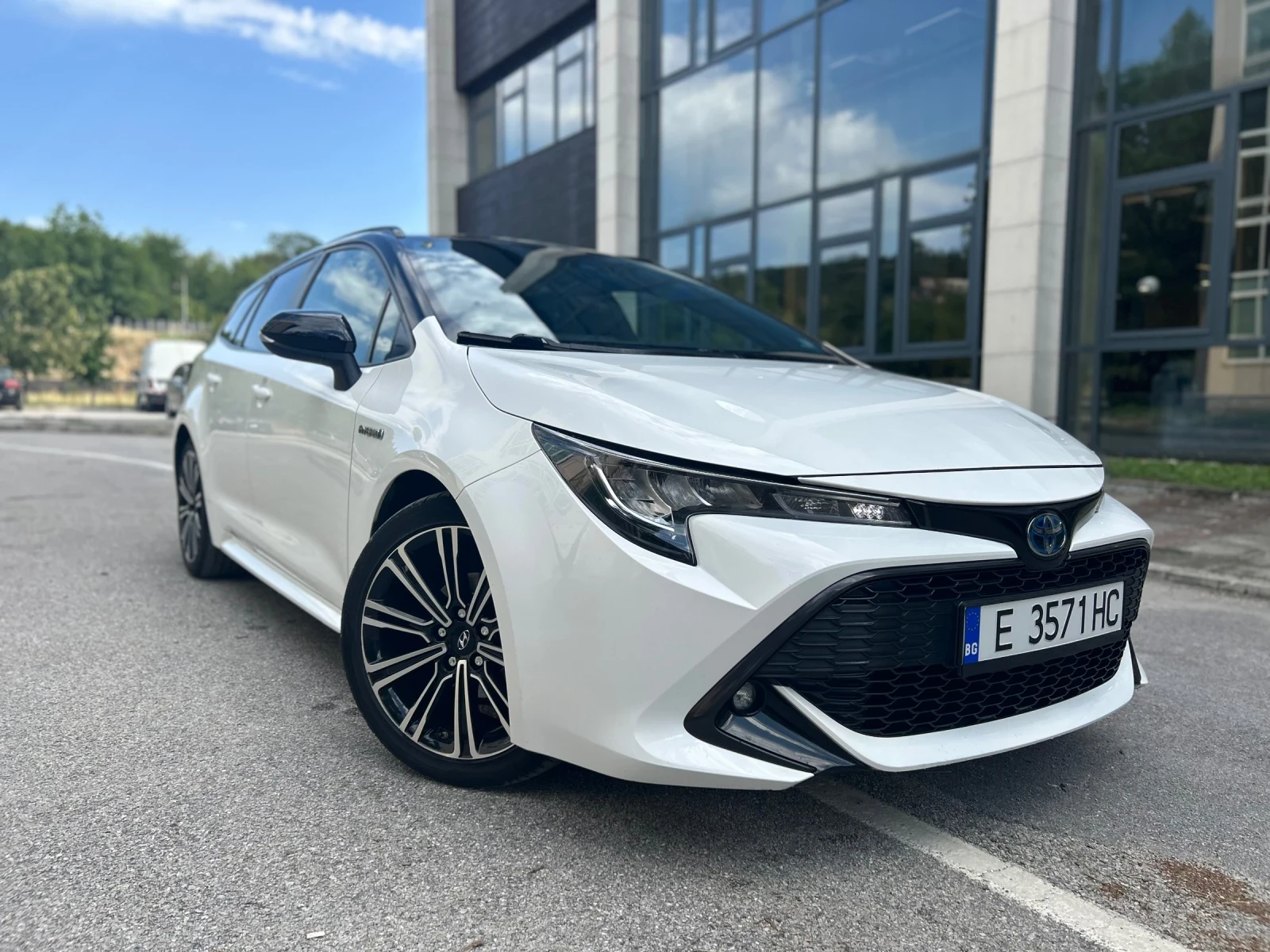 Toyota Corolla 1.8 HyBriD - изображение 2