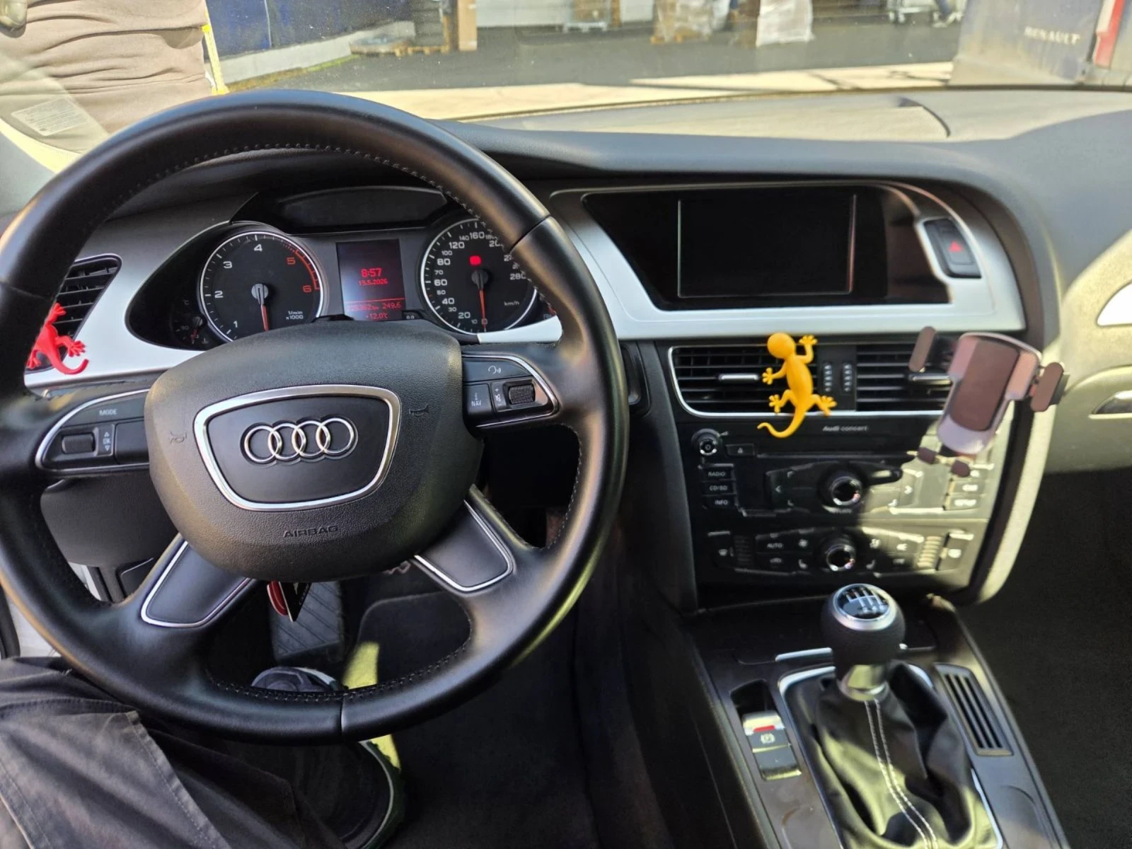 Audi A4 2, 0tdi* S line * 18ки джанти * ПЕРФЕКТЕН* ОБСЛУ, снимка 12 - Автомобили и джипове - 54598535