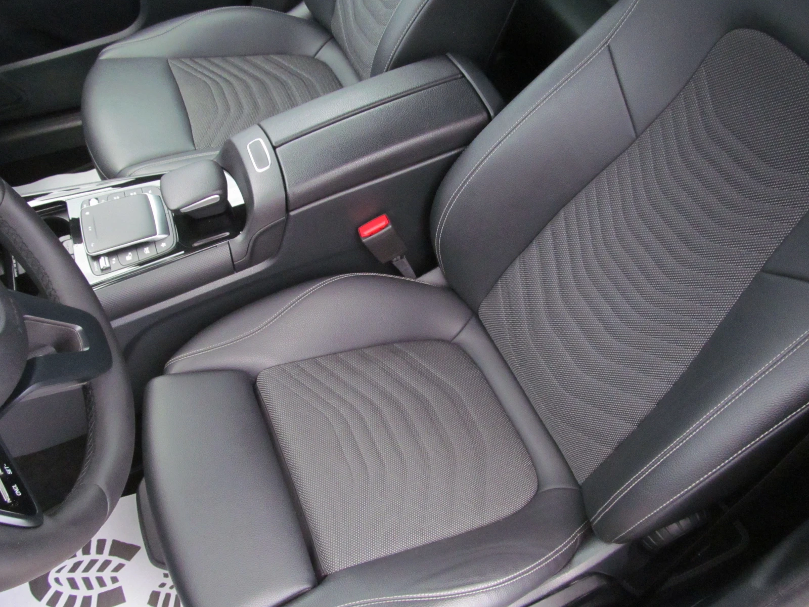 Mercedes-Benz GLB 4-MATIC/STYLE/FULL LED, снимка 10 - Автомобили и джипове - 54155639