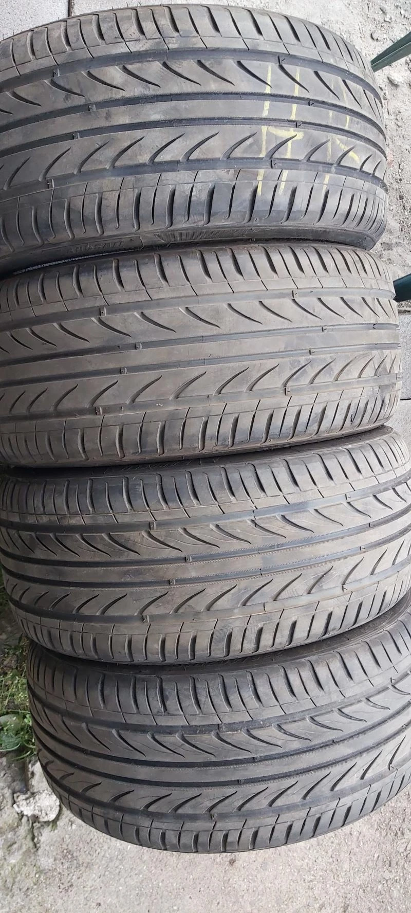 Гуми Летни 235/40R18, снимка 1 - Гуми и джанти - 33729387