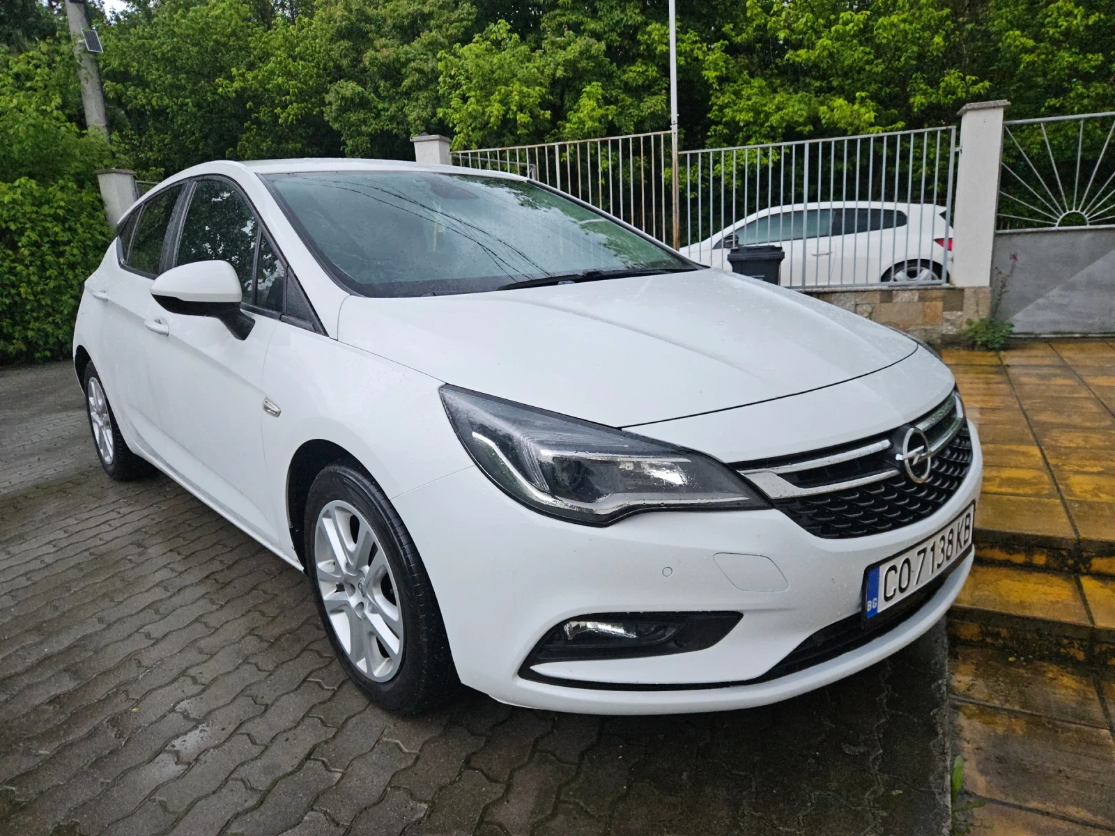 Opel Astra 1.6 tdi бяла перла