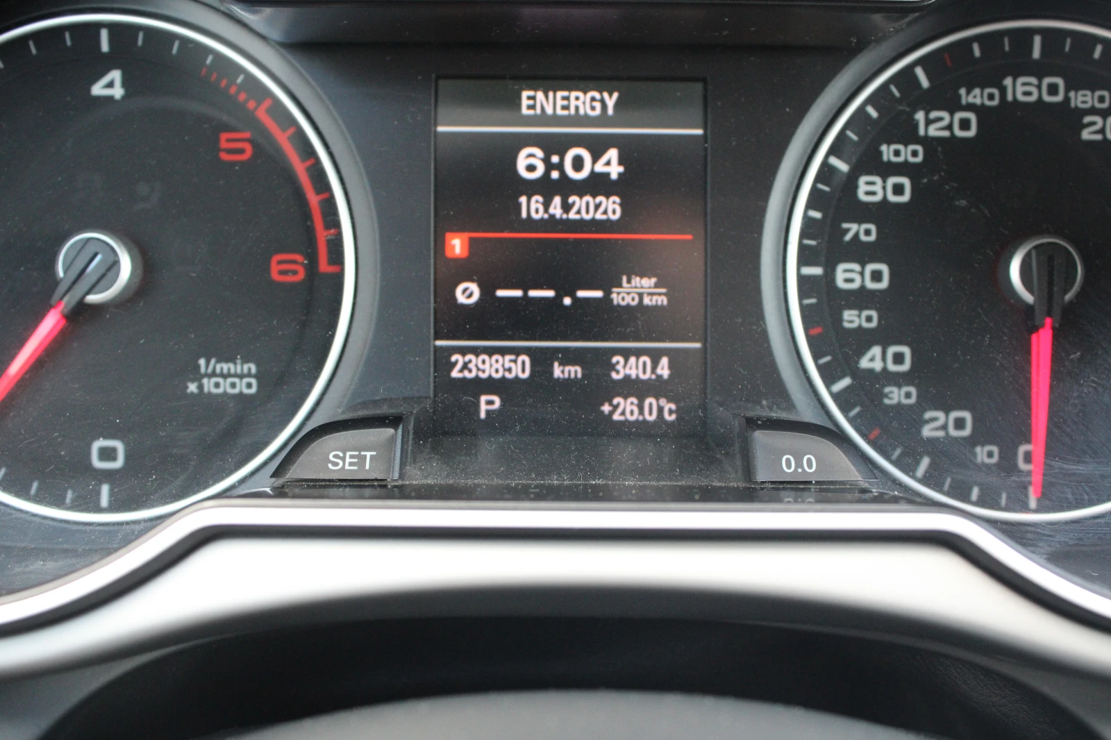 Audi A4 2.0 TDI АВТОМАТИК, снимка 11 - Автомобили и джипове - 54749748