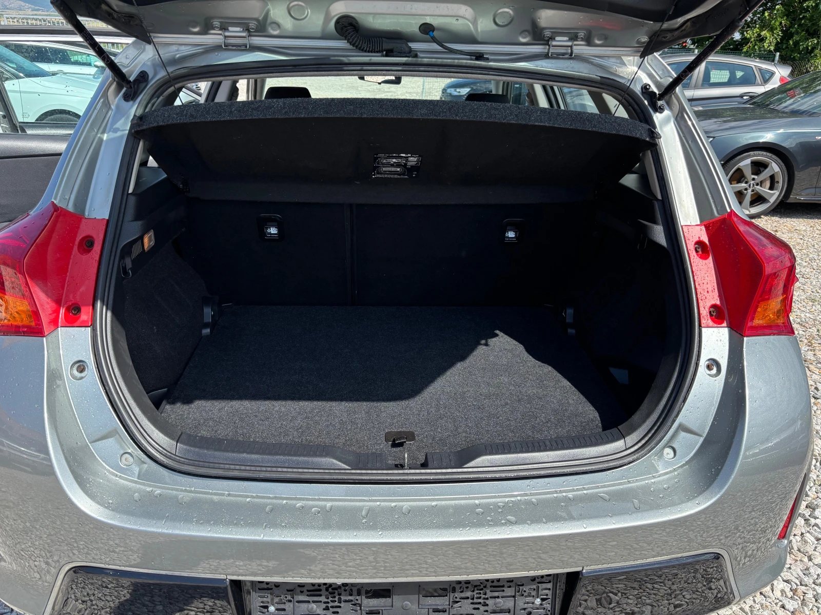 Toyota Auris, снимка 15 - Автомобили и джипове - 54982819