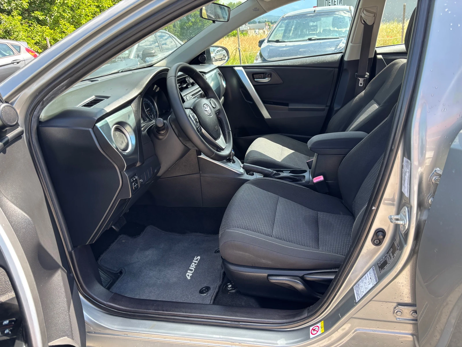 Toyota Auris, снимка 11 - Автомобили и джипове - 54982819