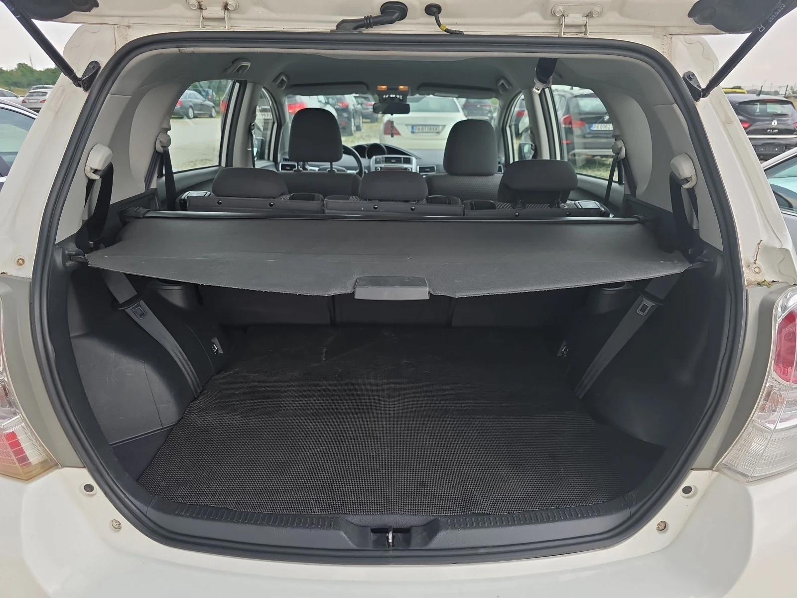 Toyota Verso 1.6 HDI, снимка 17 - Автомобили и джипове - 55059403
