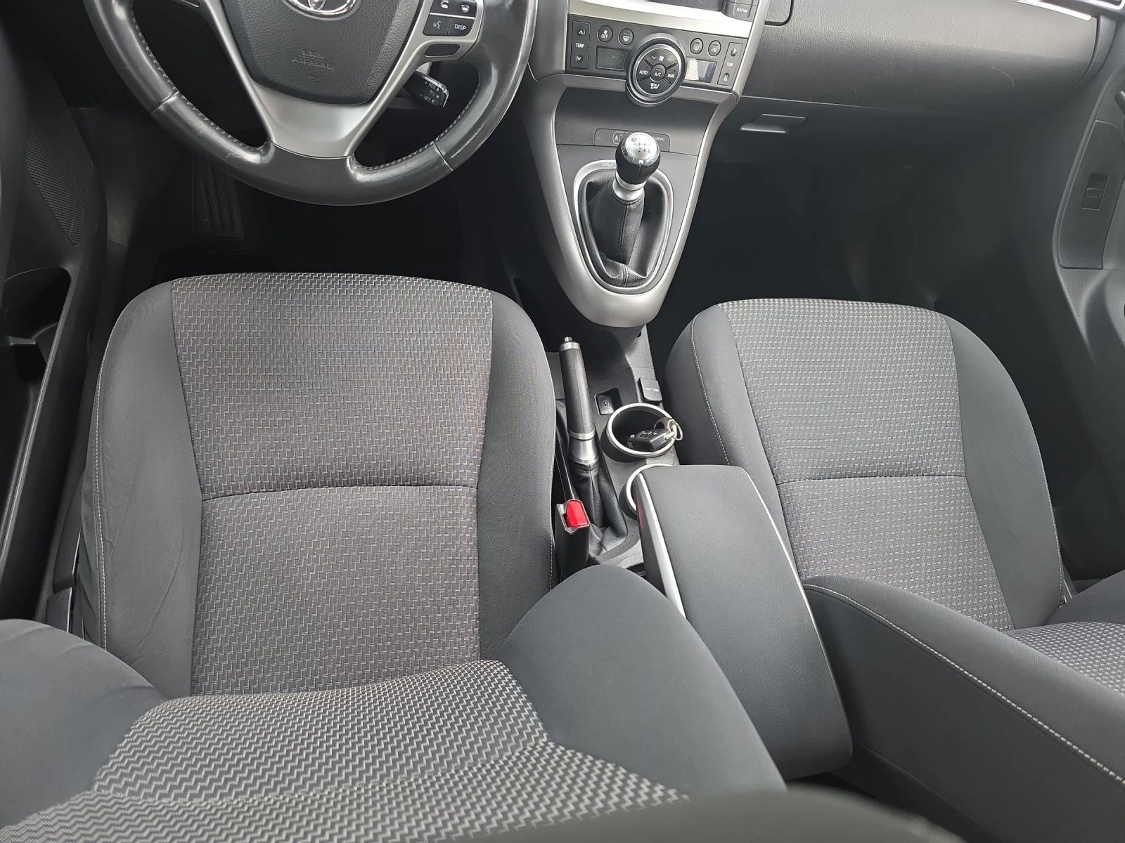 Toyota Verso 1.6 HDI, снимка 10 - Автомобили и джипове - 55059403