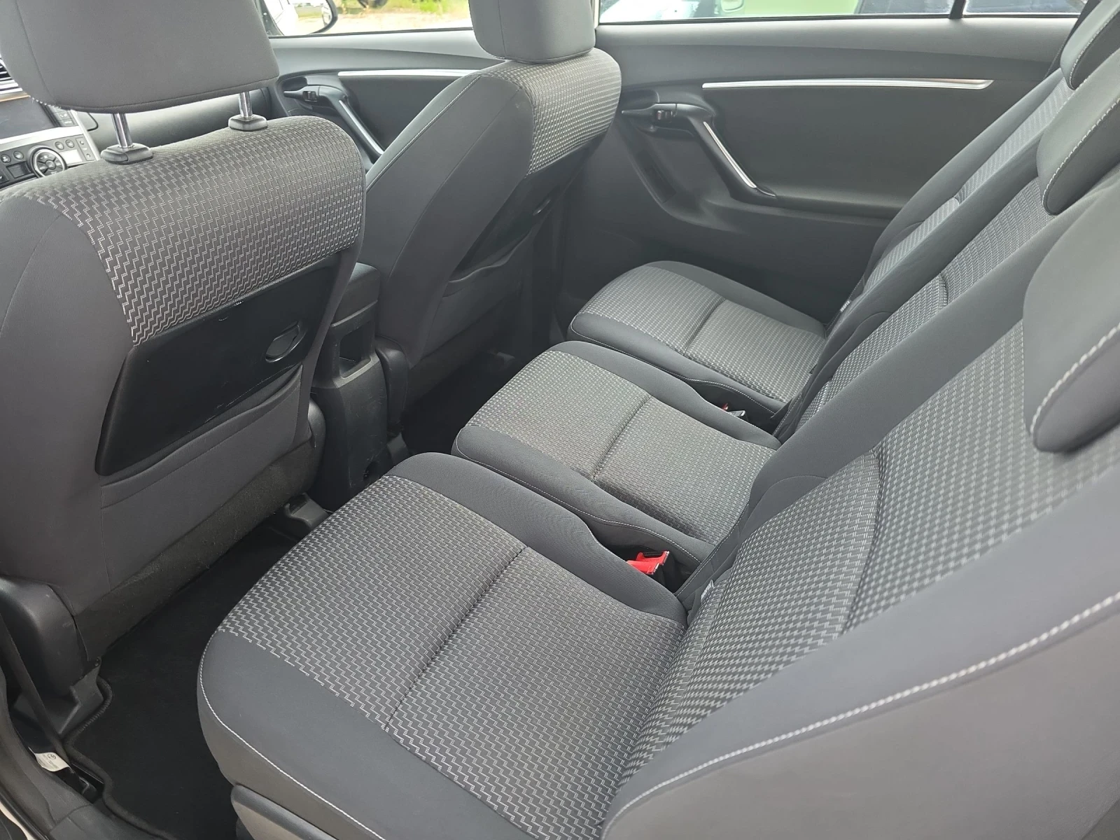 Toyota Verso 1.6 HDI, снимка 11 - Автомобили и джипове - 55059403