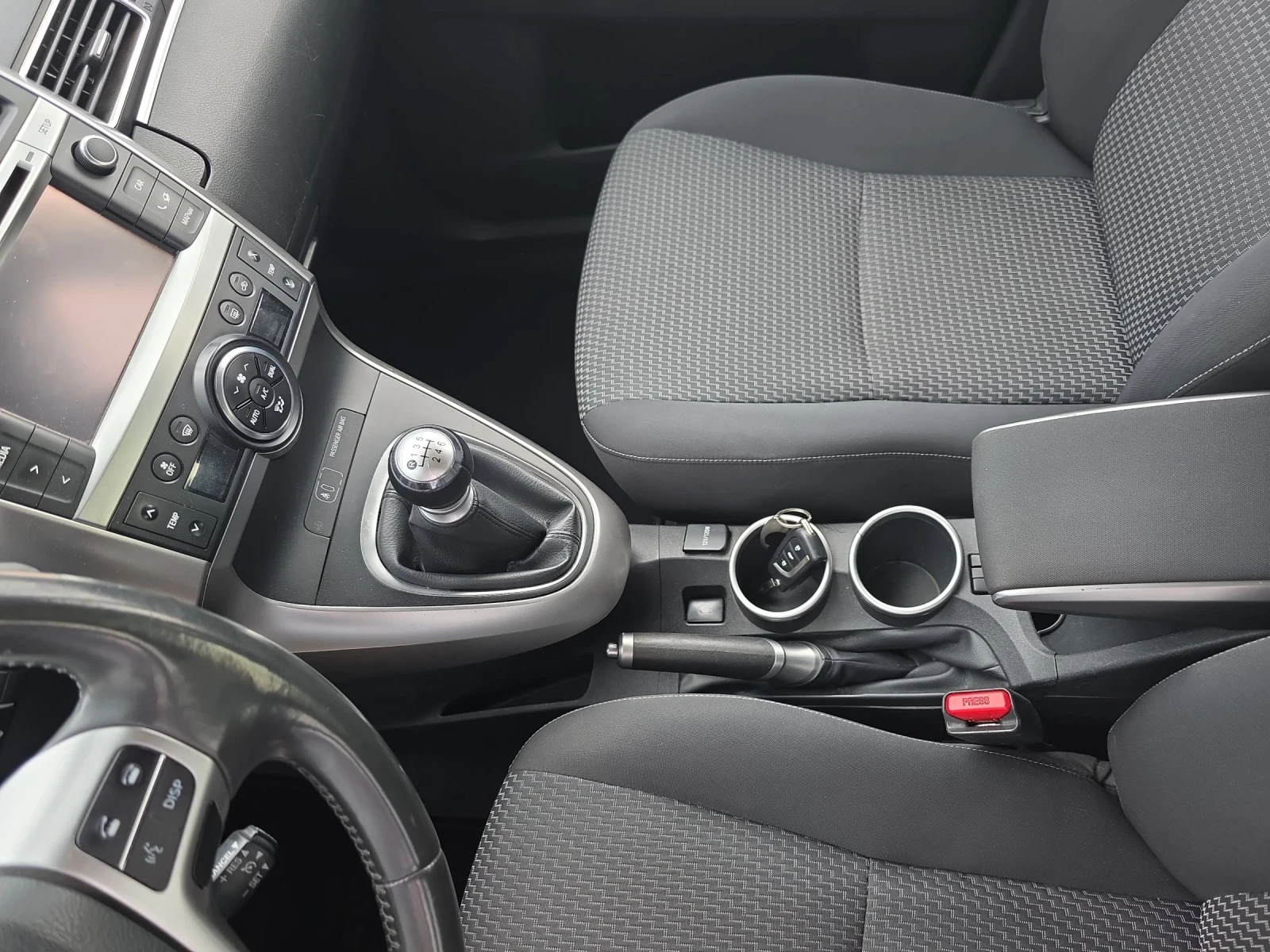Toyota Verso 1.6 HDI, снимка 13 - Автомобили и джипове - 55059403