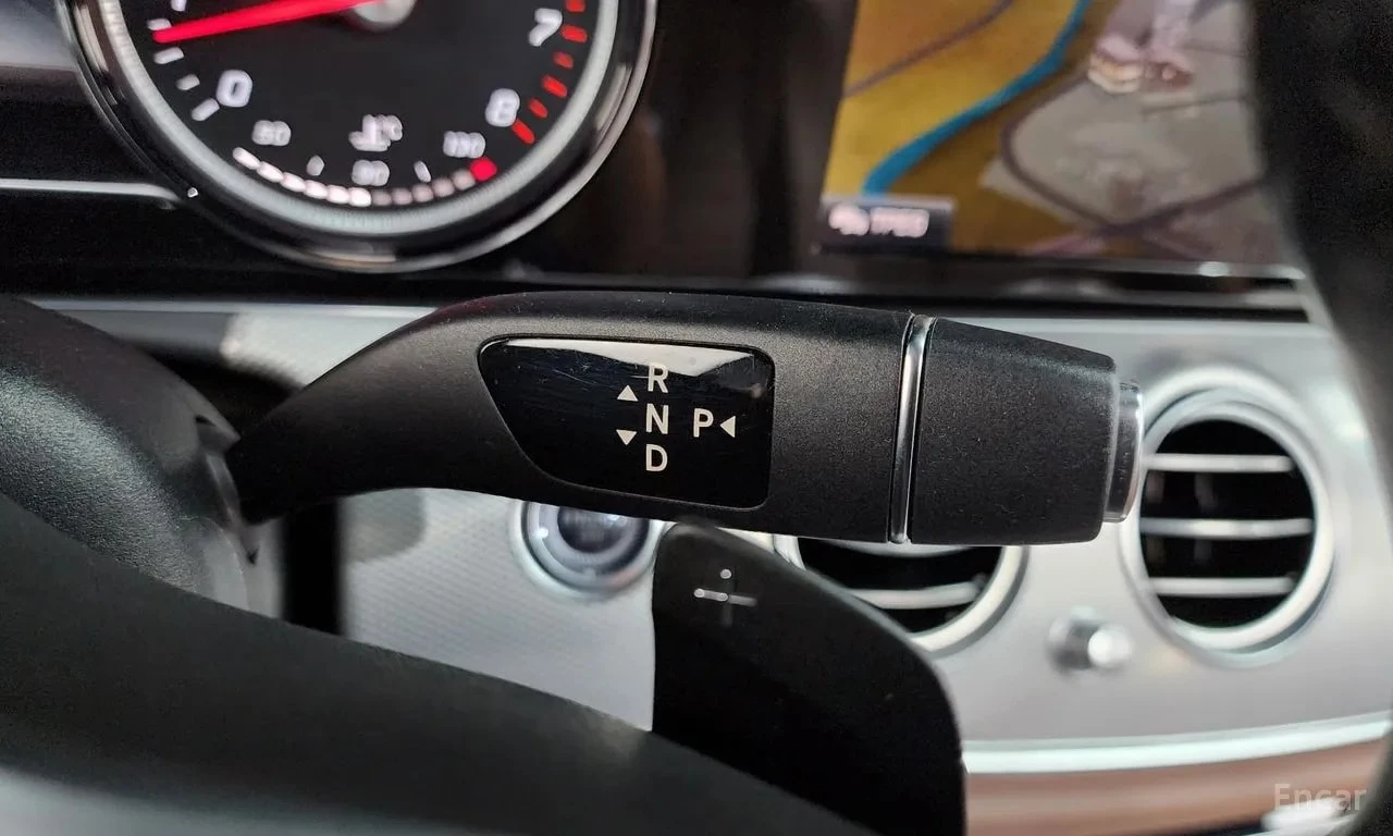 Mercedes-Benz E 300 Avantgarde/4 MATIC/ПОДГРЕВ/ПАМЕТ/АМБИЕНТНО/, снимка 9 - Автомобили и джипове - 56002264