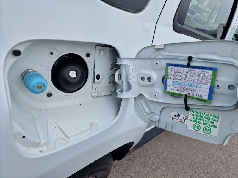 Dacia Duster 1.6i Ecofuel 131000км!!!, снимка 17 - Автомобили и джипове - 49638247