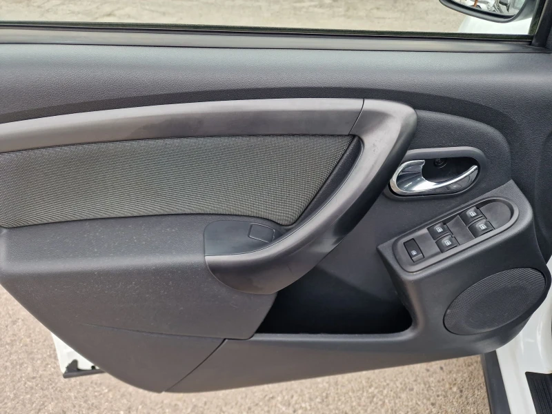 Dacia Duster 1.6i Ecofuel 131000км!!!, снимка 14 - Автомобили и джипове - 49638247