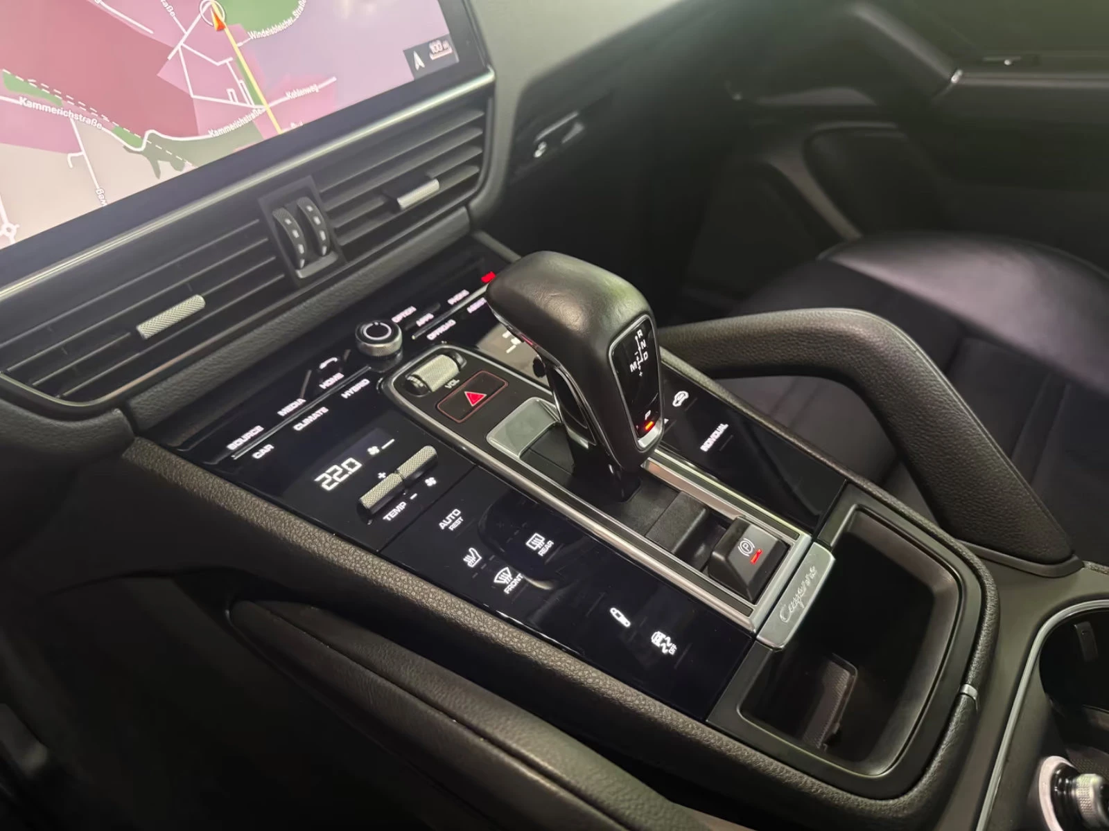 Porsche Cayenne E-HYBRID/462HP/COUPE/MATRIX/PANO/360/MEMO/356q, снимка 8 - Автомобили и джипове - 54713615