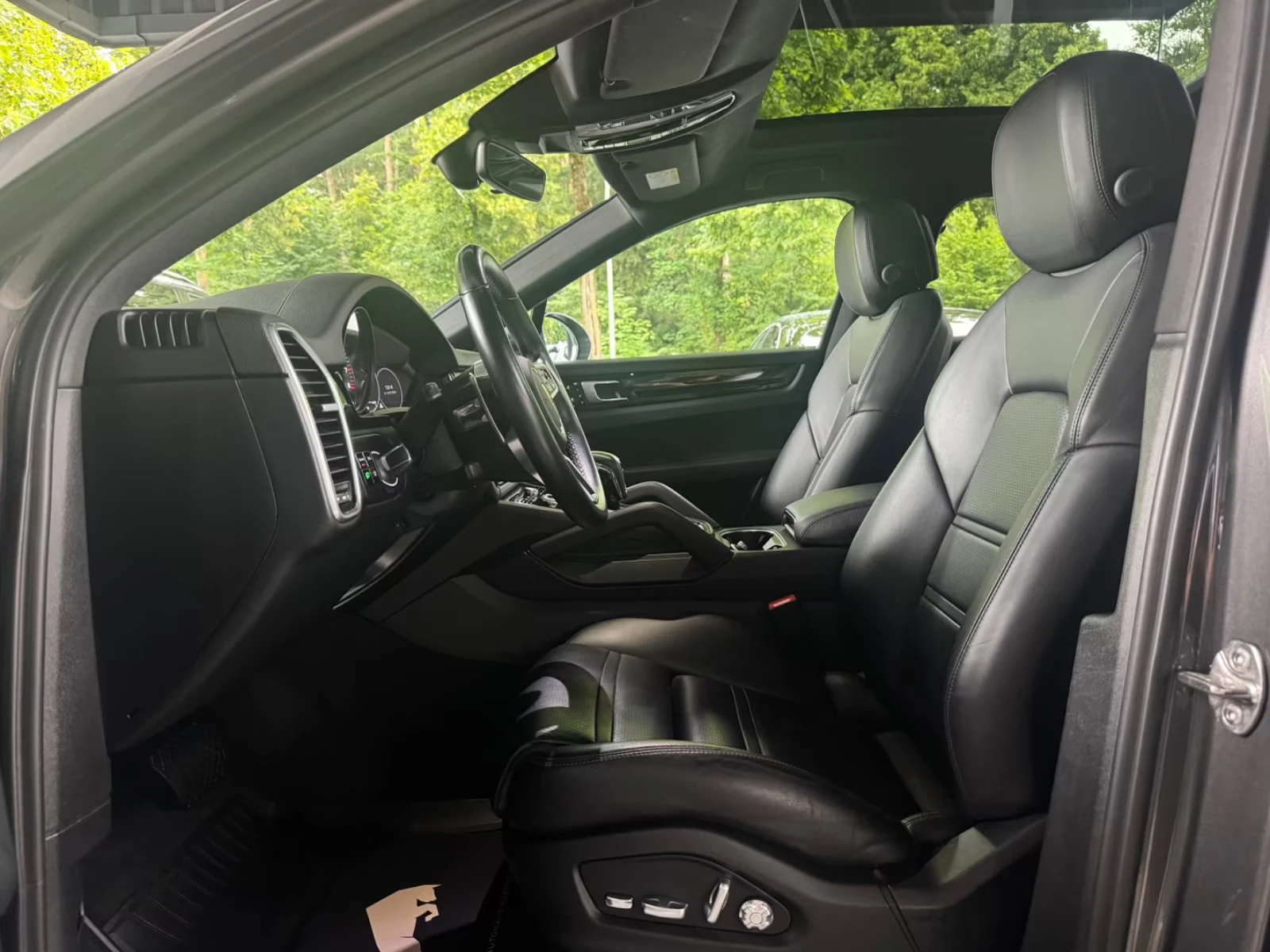 Porsche Cayenne E-HYBRID/462HP/COUPE/MATRIX/PANO/360/MEMO/356q, снимка 6 - Автомобили и джипове - 54713615