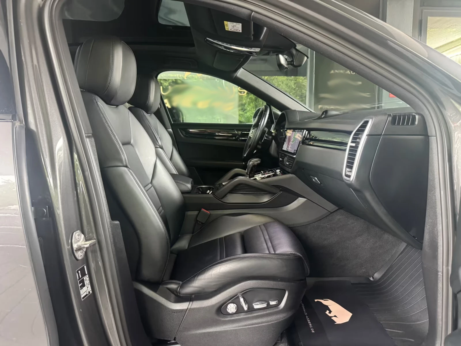 Porsche Cayenne E-HYBRID/462HP/COUPE/MATRIX/PANO/360/MEMO/356q, снимка 9 - Автомобили и джипове - 54713615