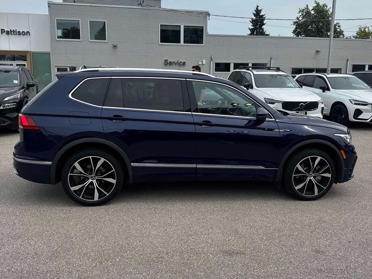 VW Tiguan Highline R Line / 360 / DIS / FENDER /, снимка 3 - Автомобили и джипове - 55612680