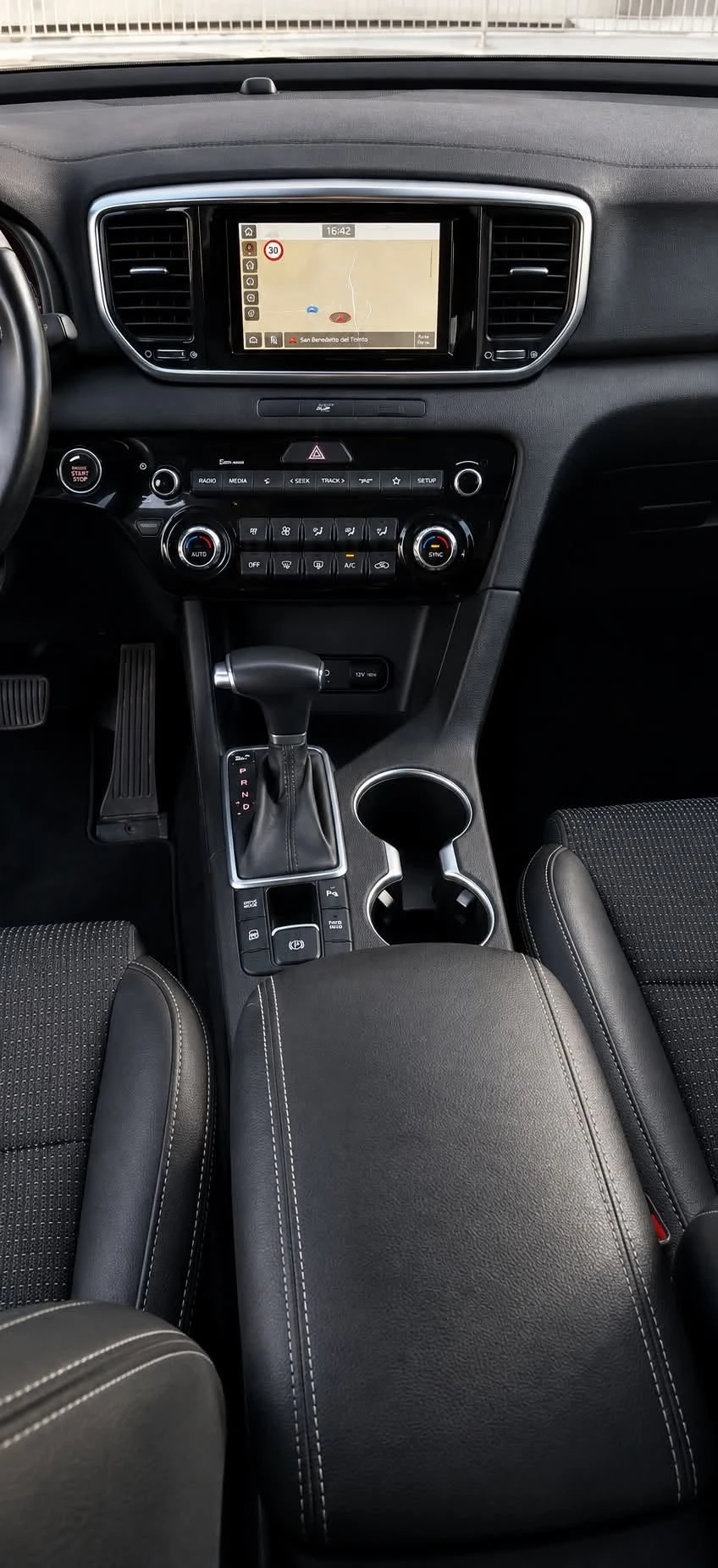 Kia Sportage 1.6 CRDi ПЪЛНА СЕРВИЗНА ИСТОРИЯ, снимка 9 - Автомобили и джипове - 55928824