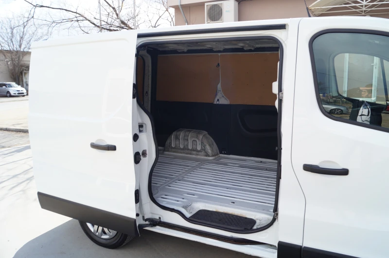 Nissan NV300 1.6d 122к.с., снимка 13 - Бусове и автобуси - 44880729