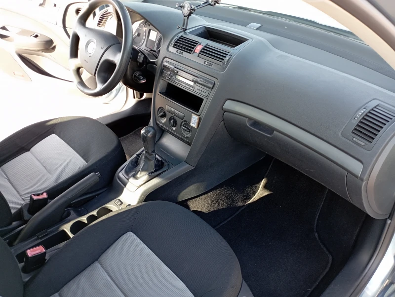 Skoda Octavia 1.6MPI-Газ, снимка 9 - Автомобили и джипове - 52472748