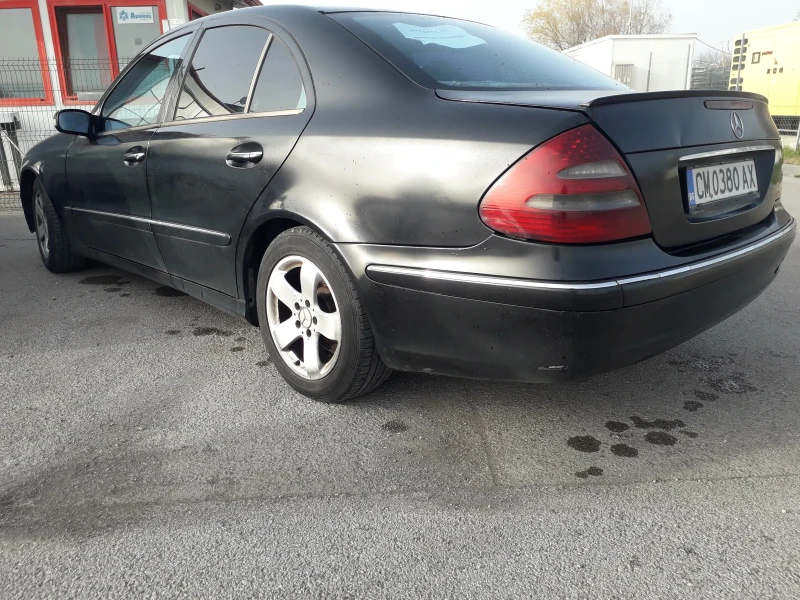 Mercedes-Benz E 220, снимка 3 - Автомобили и джипове - 52431674
