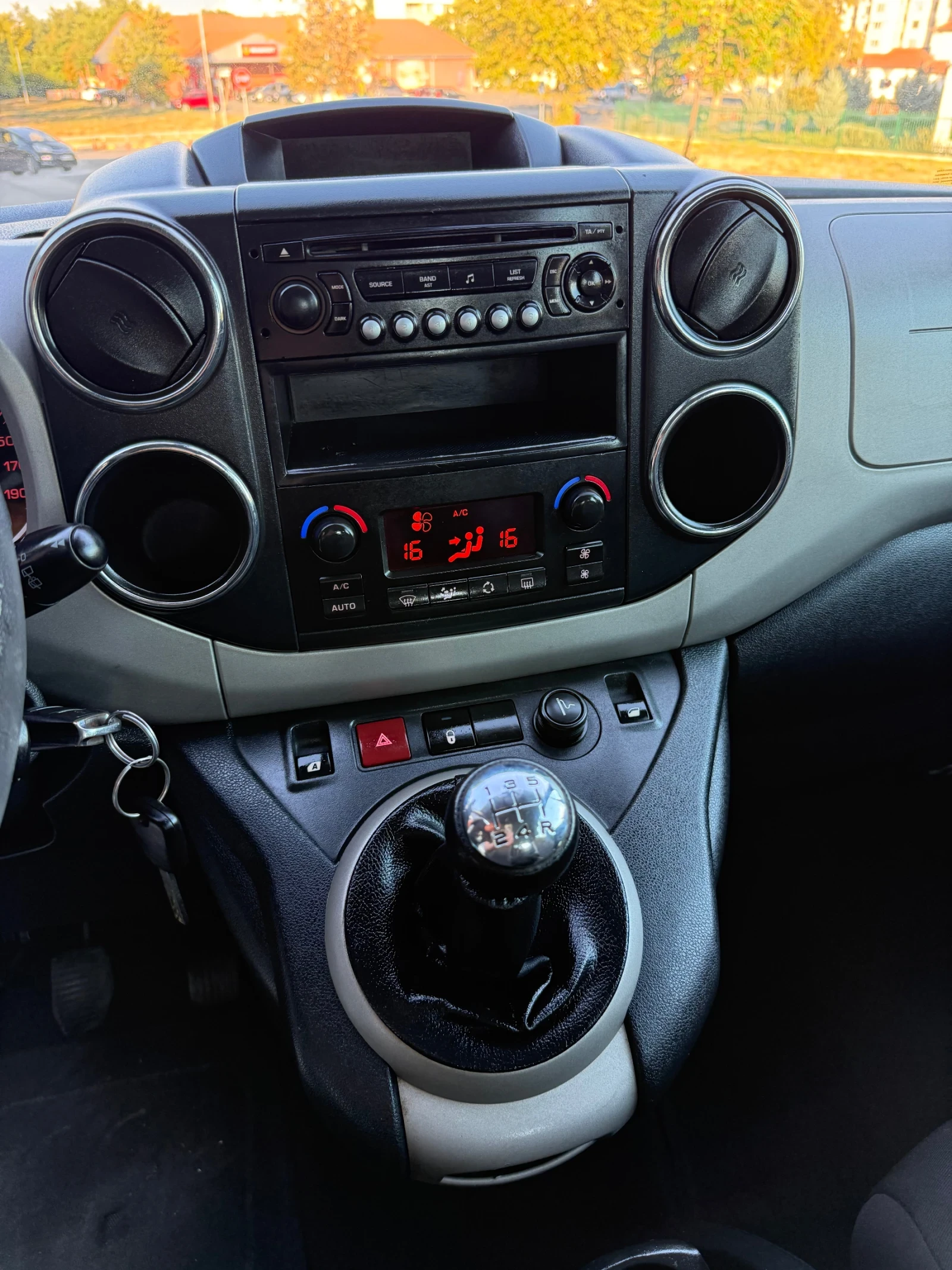 Peugeot Partner 1.6HDI 7 МЕСТА, снимка 10 - Автомобили и джипове - 56253058