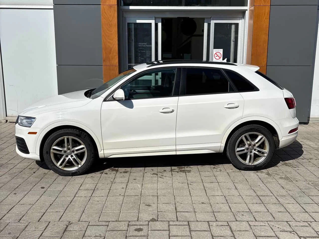 Audi Q3 * Komfort * CARFAX * ПАНОРАМА * KEYLESS * ПОДГРЕВИ - изображение 2