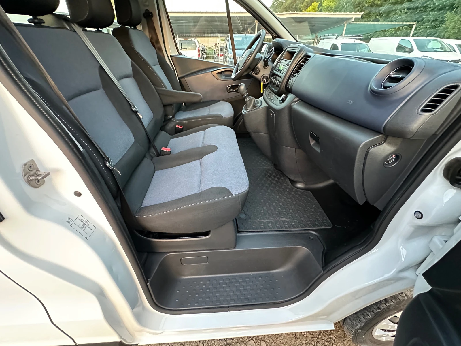 Opel Vivaro DIESEL* Patnik* 9Mesta* 03.2019 - изображение 10