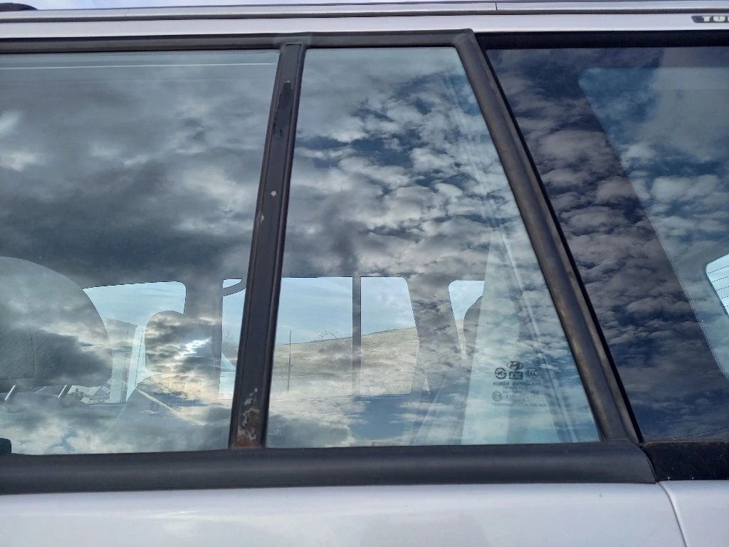 Стъкло задно ляво малко триъгълно Хюндай Теракан 