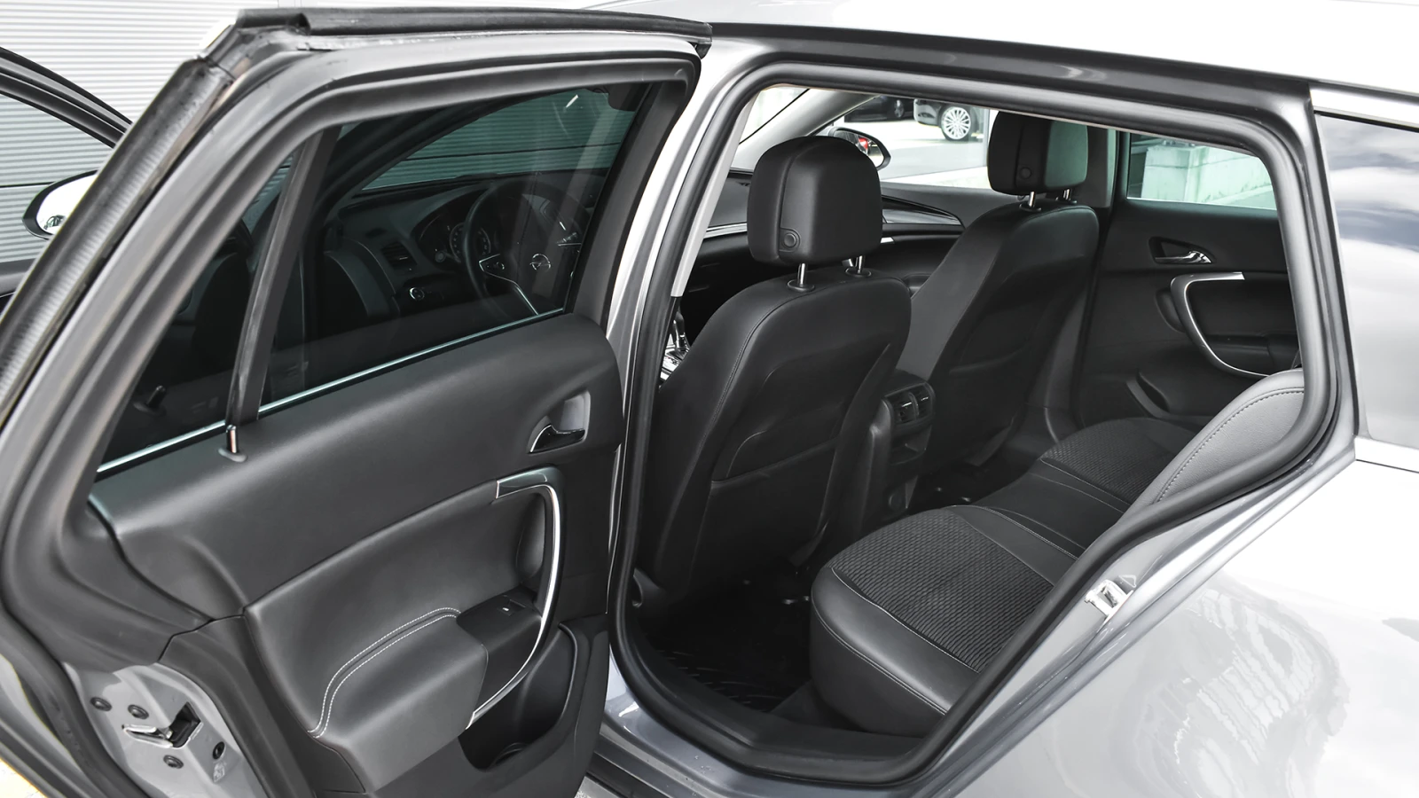 Opel Insignia Sports Tourer 1.6 CDTi Cosmo Automatic, снимка 9 - Автомобили и джипове - 54552846