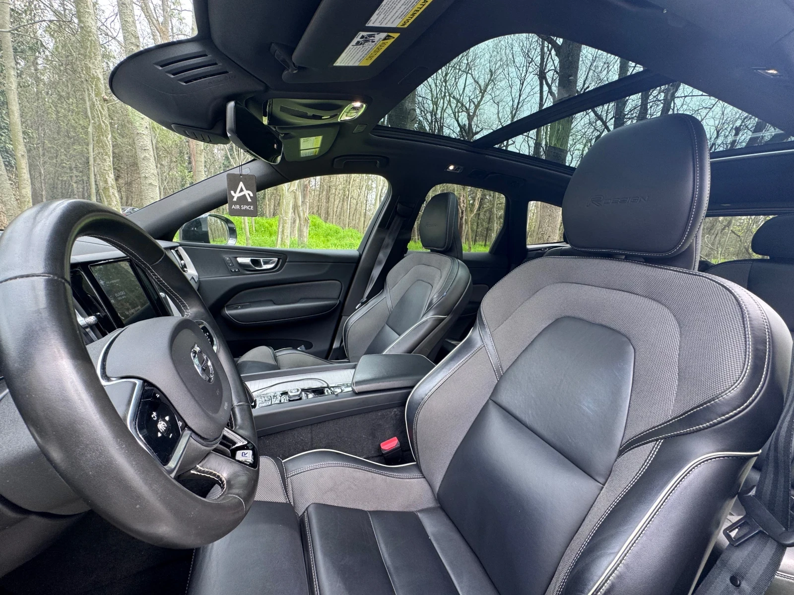 Volvo XC60 R-design Plug-in Hybrid T8 , снимка 7 - Автомобили и джипове - 54204659